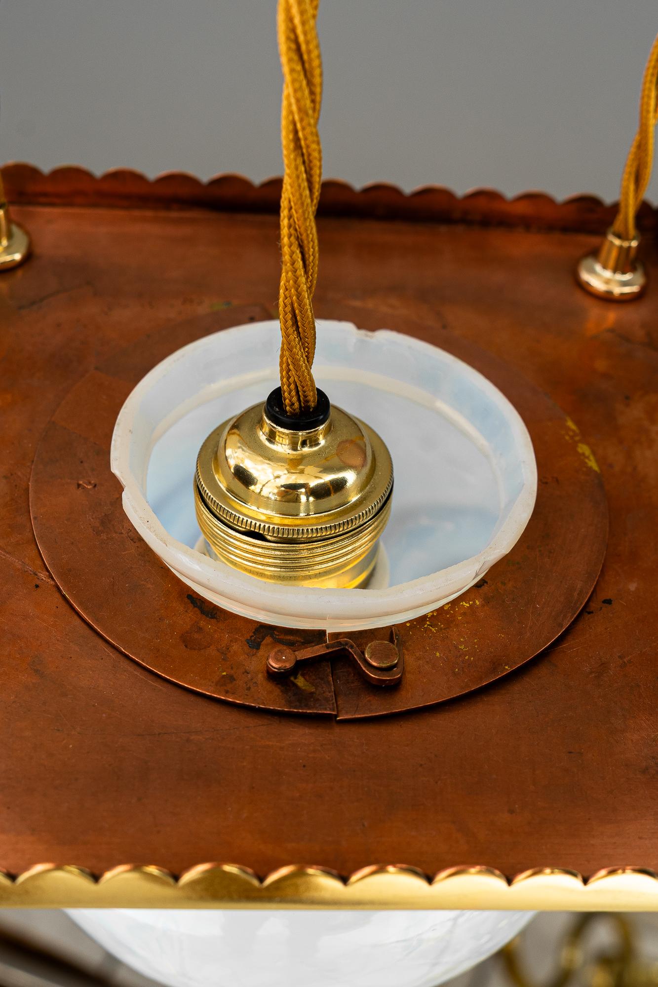 Laiton Pendentif Art Déco avec abat-jour en verre opalin viennois des années 1920 en vente