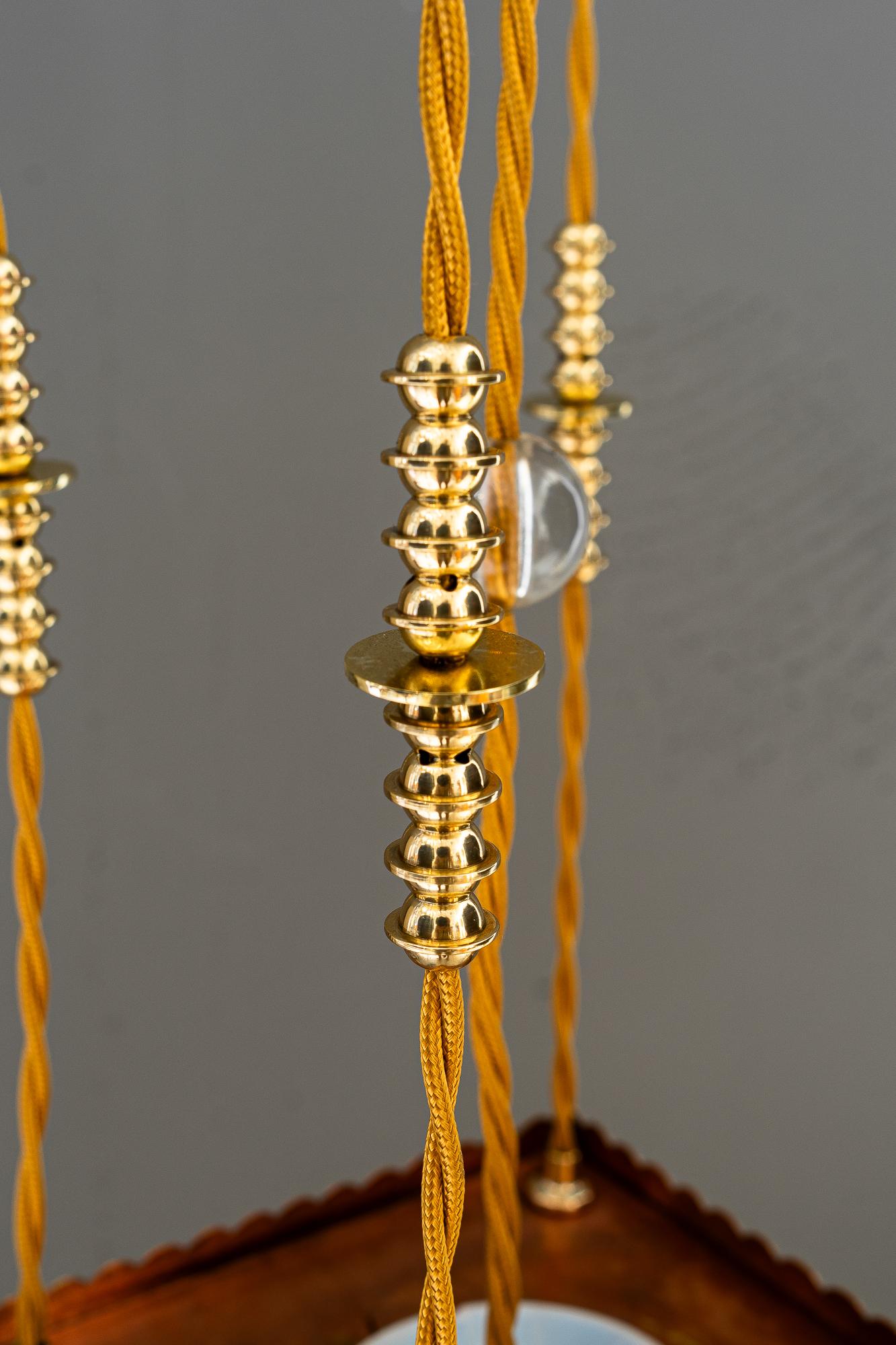 Pendentif Art Déco avec abat-jour en verre opalin viennois des années 1920 en vente 1