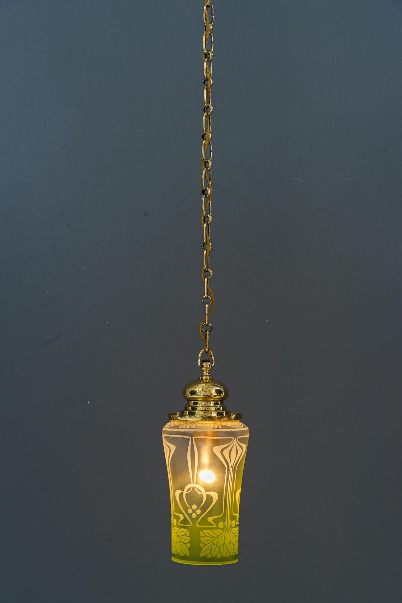 Laiton Pendentif Art Déco avec verre antique viennois d'origine vers 1920 en vente