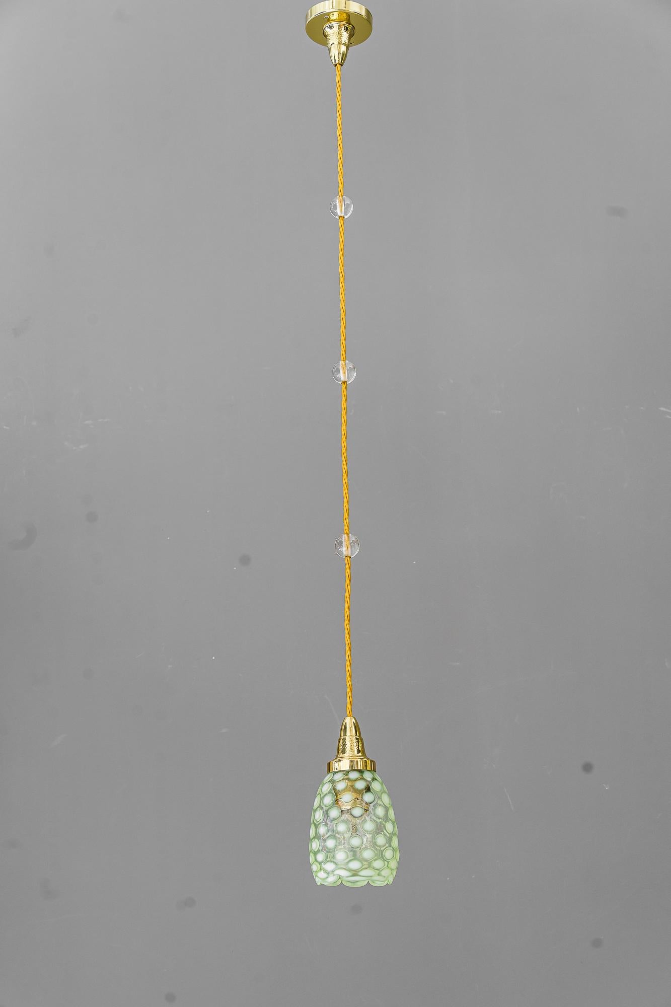 Autrichien Suspension Art déco avec abat-jour en verre opalin d'origine vienne vers 1920 en vente