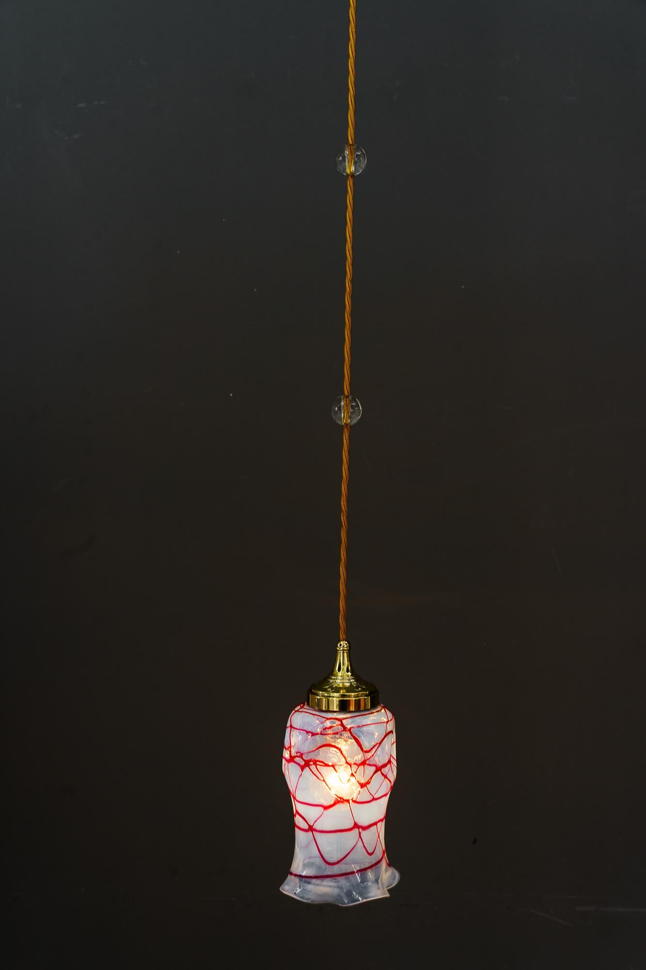 Pendentif Art déco avec abat-jour original en verre opalin koenig de forme palmier, vers les années 1920 en vente 4