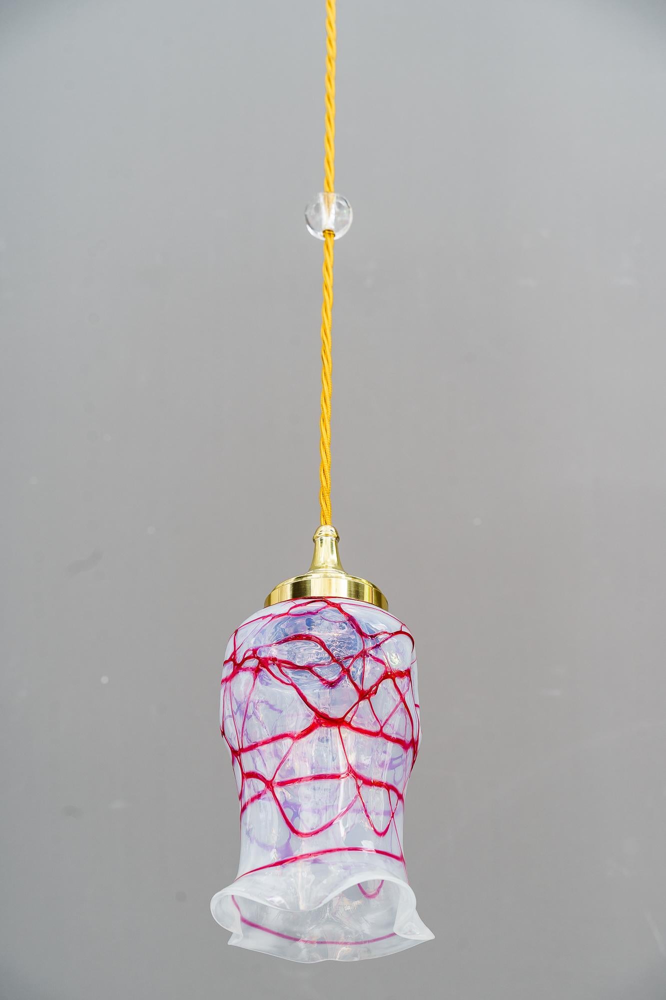 Laiton Pendentif Art déco avec abat-jour original en verre opalin koenig de forme palmier, vers les années 1920 en vente