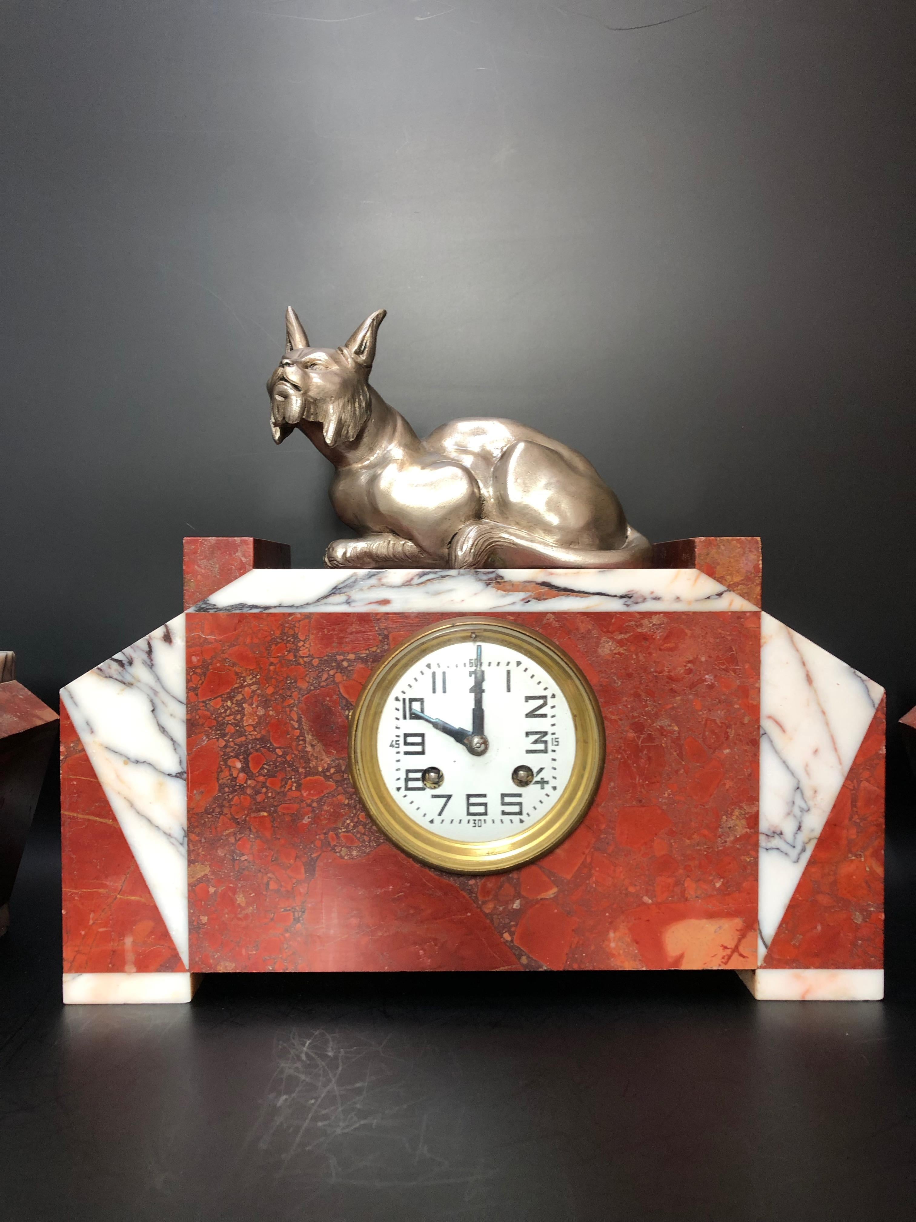 Bronze Pendule Art Déco en marqueterie de marbre en vente