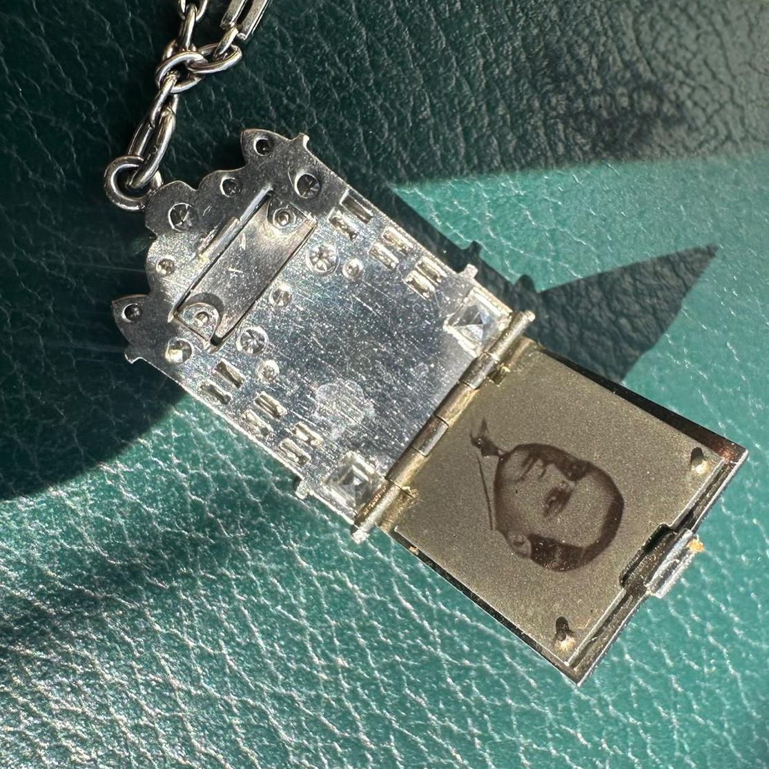 Art Deco Pennies from Heaven Charm Bracelet In condizioni buone in vendita a London, GB