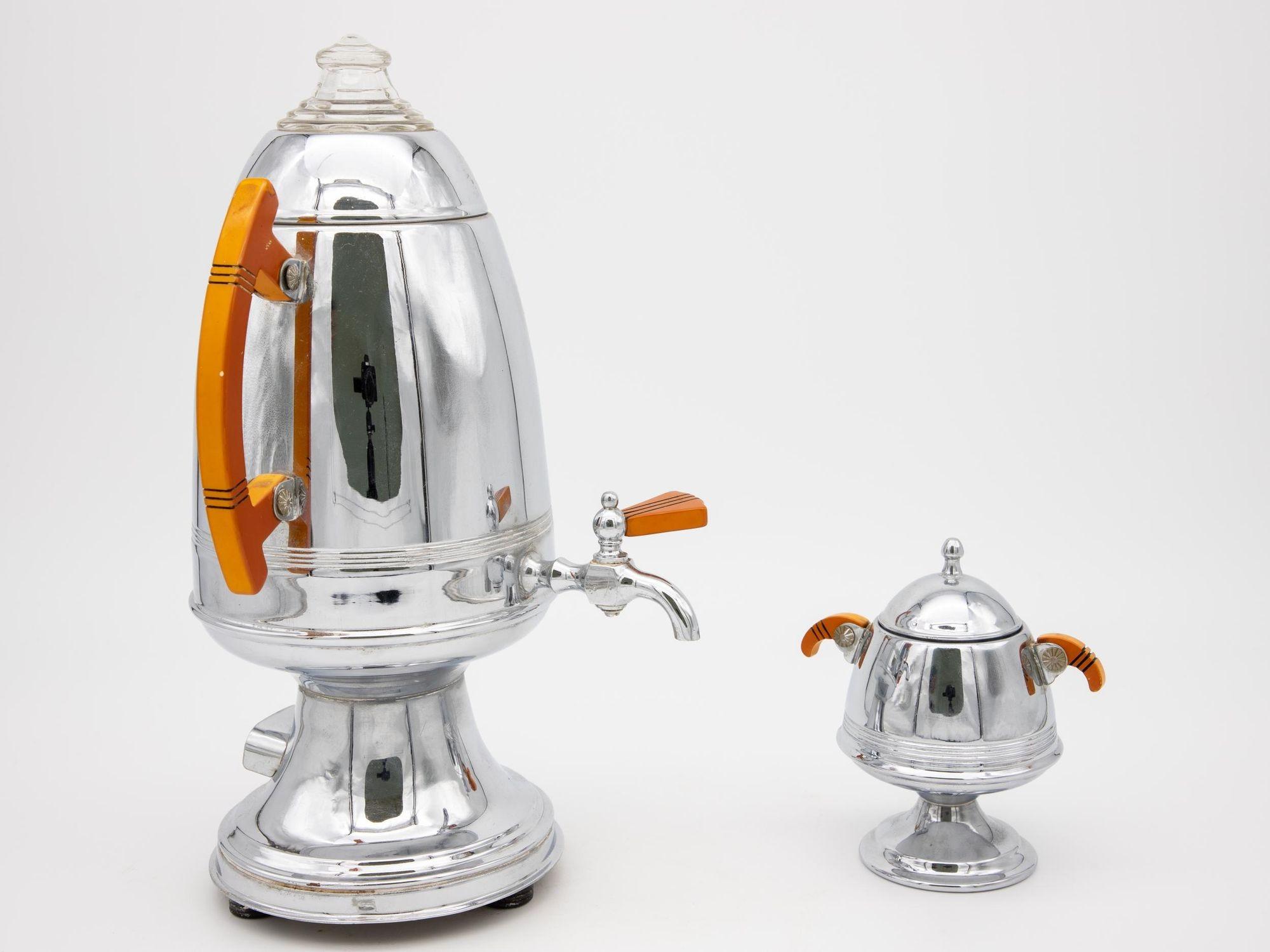 Ein Art-Deco-Kaffeeservice aus verchromtem Aluminium mit orangefarbenen Bakelitgriffen und Ausgießer. Ein ähnliches Exemplar in Stil und Farbe der Griffe wurde von der amerikanischen Firma Manning-Bowman um 1954 hergestellt. Dieses Set enthält eine