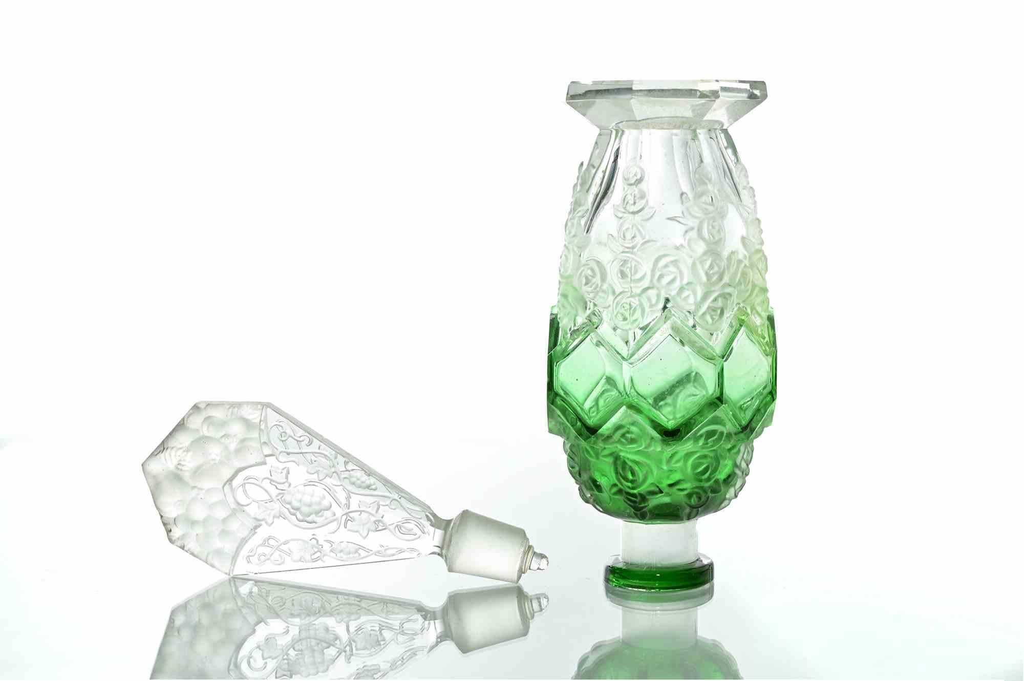 Beautiful Art Deco perfume bottle in the style of René Lalique.

Opaline glass with emerald green shades.

Includes its original cap.

Very good condition.