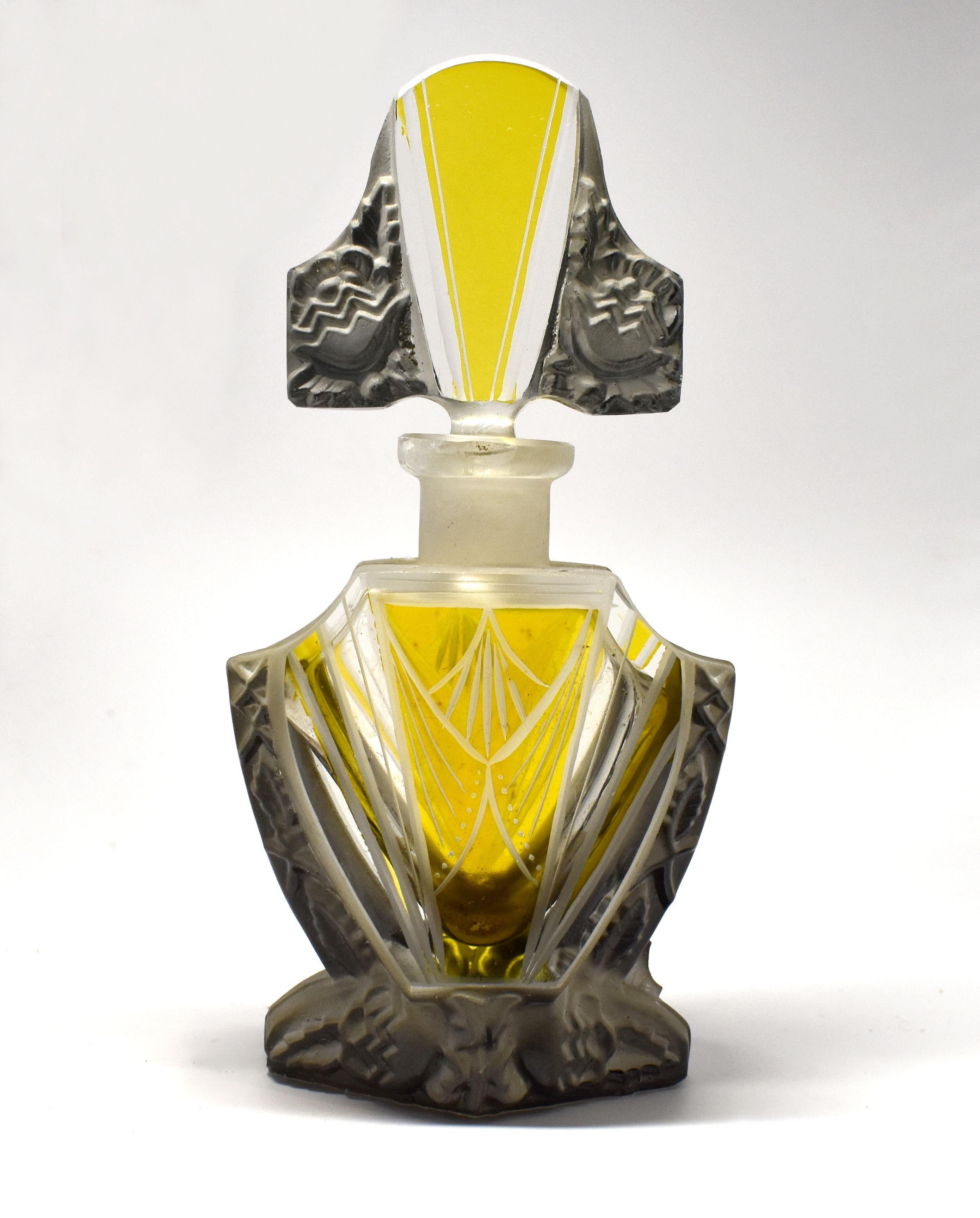 Wir bieten Ihnen diesen fabelhaften Art-Déco-Parfümflakon an. Er besteht aus detailreichem, facettiert geschliffenem Glas mit säuremattierten Reliefs in klarem Glas und wurde von Curt Schlevogt hergestellt, der 1928 sein eigenes Glasunternehmen