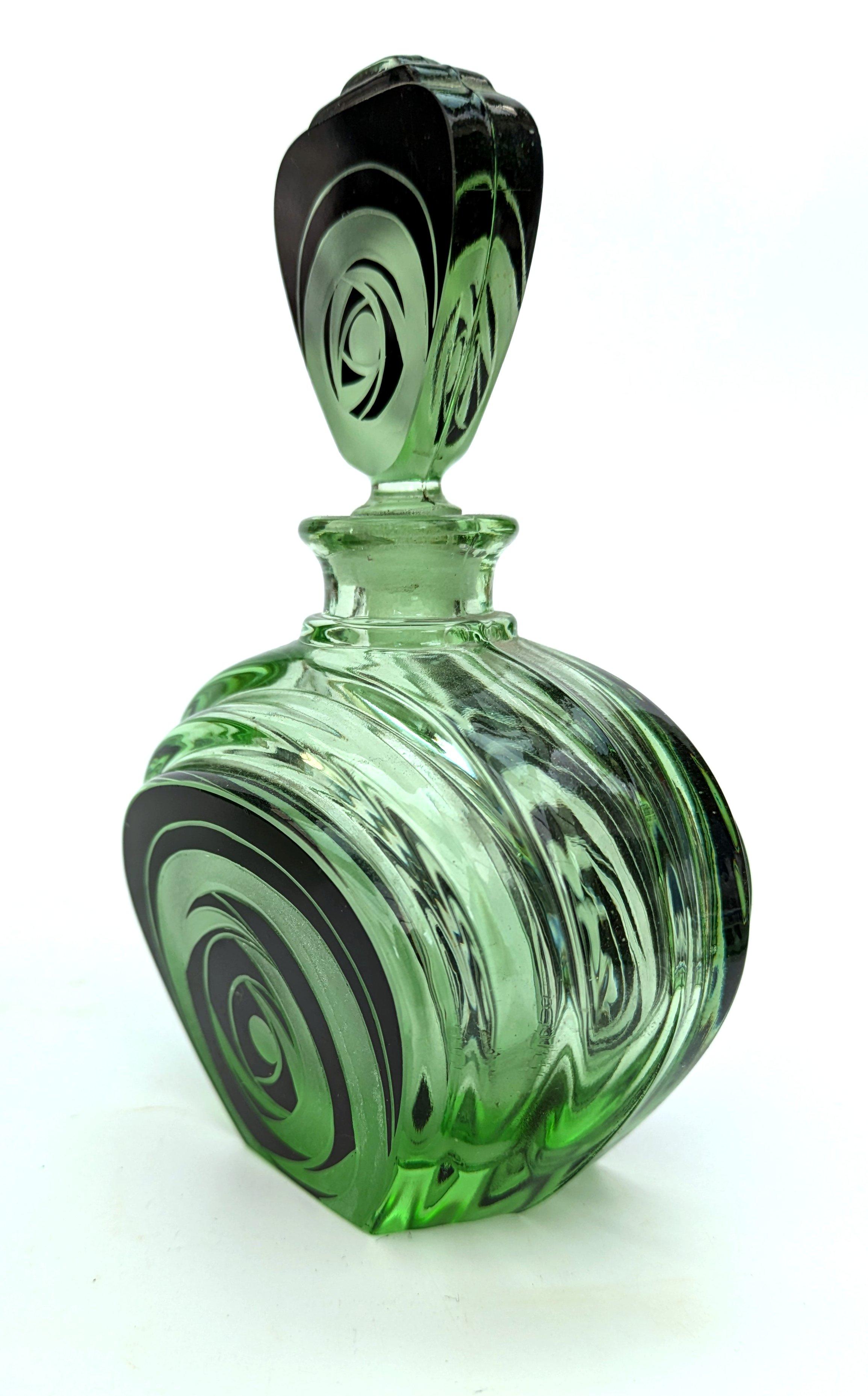 Art Deco Perfumery Streamline Dressing Set , 1930's For Sale 5