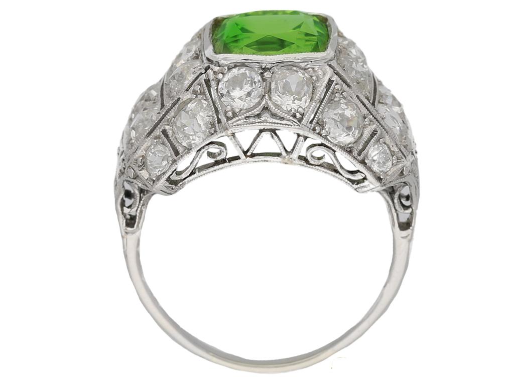 Art-Déco-Ring mit Peridot und Diamanten, um 1920. (Antiker Kissenschliff) im Angebot