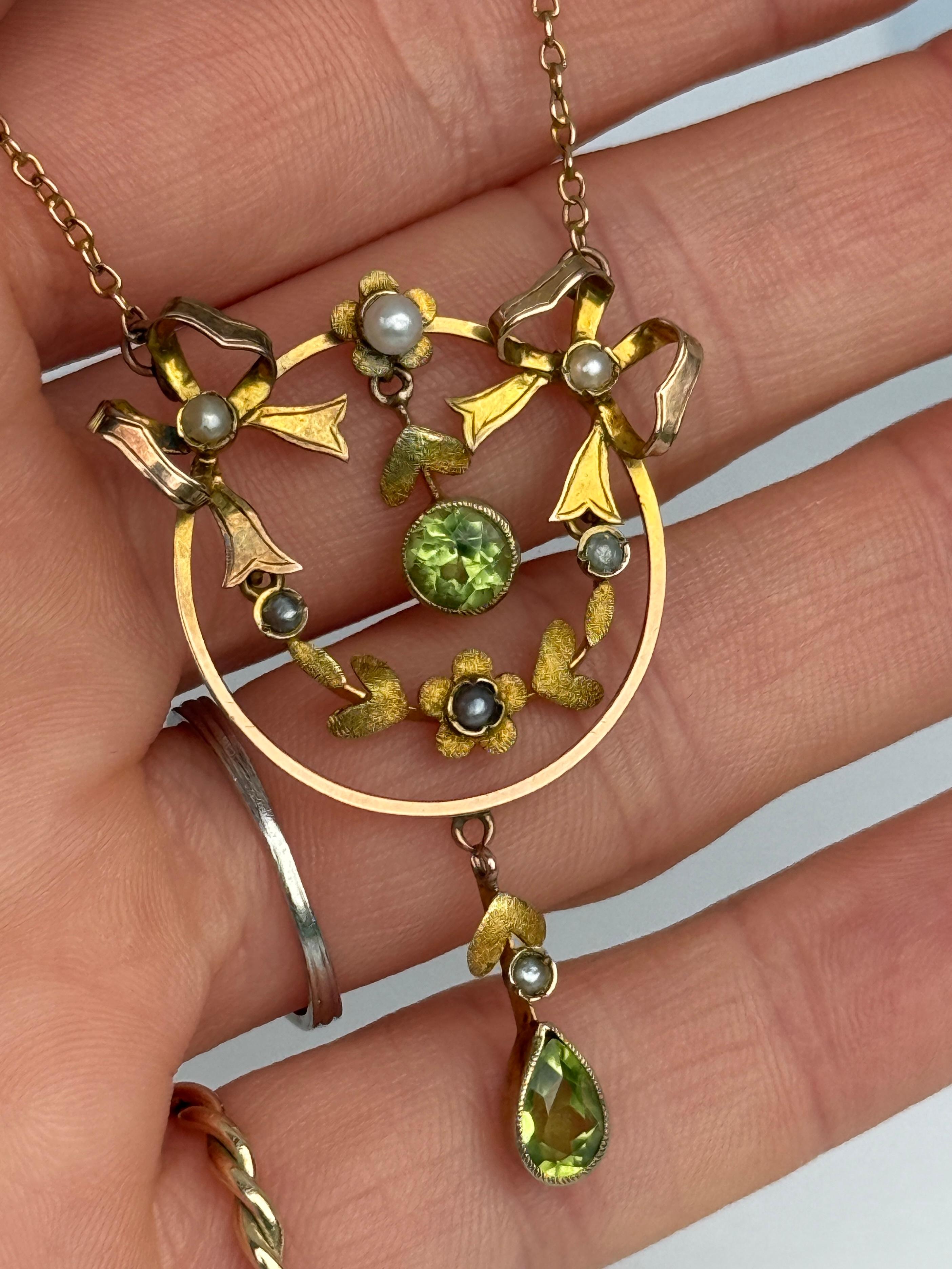 Ce pendentif contient deux pierres de péridot mesurant 50pts et 40pts et est modelé en or 9 carats. Le pendentif est également serti de perles de rocaille. 

Longueur de la chaîne : 42,5 cm
Pendentif de haut en bas : 45mm

Poids : 4.7g