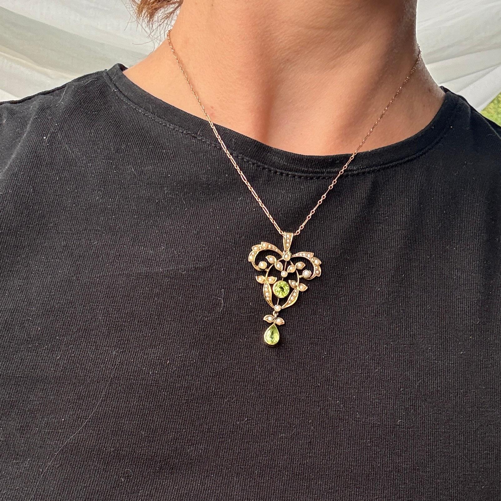 Grezzo Ciondolo e catena in oro 9 carati in stile Art Déco con peridoto e perle in vendita