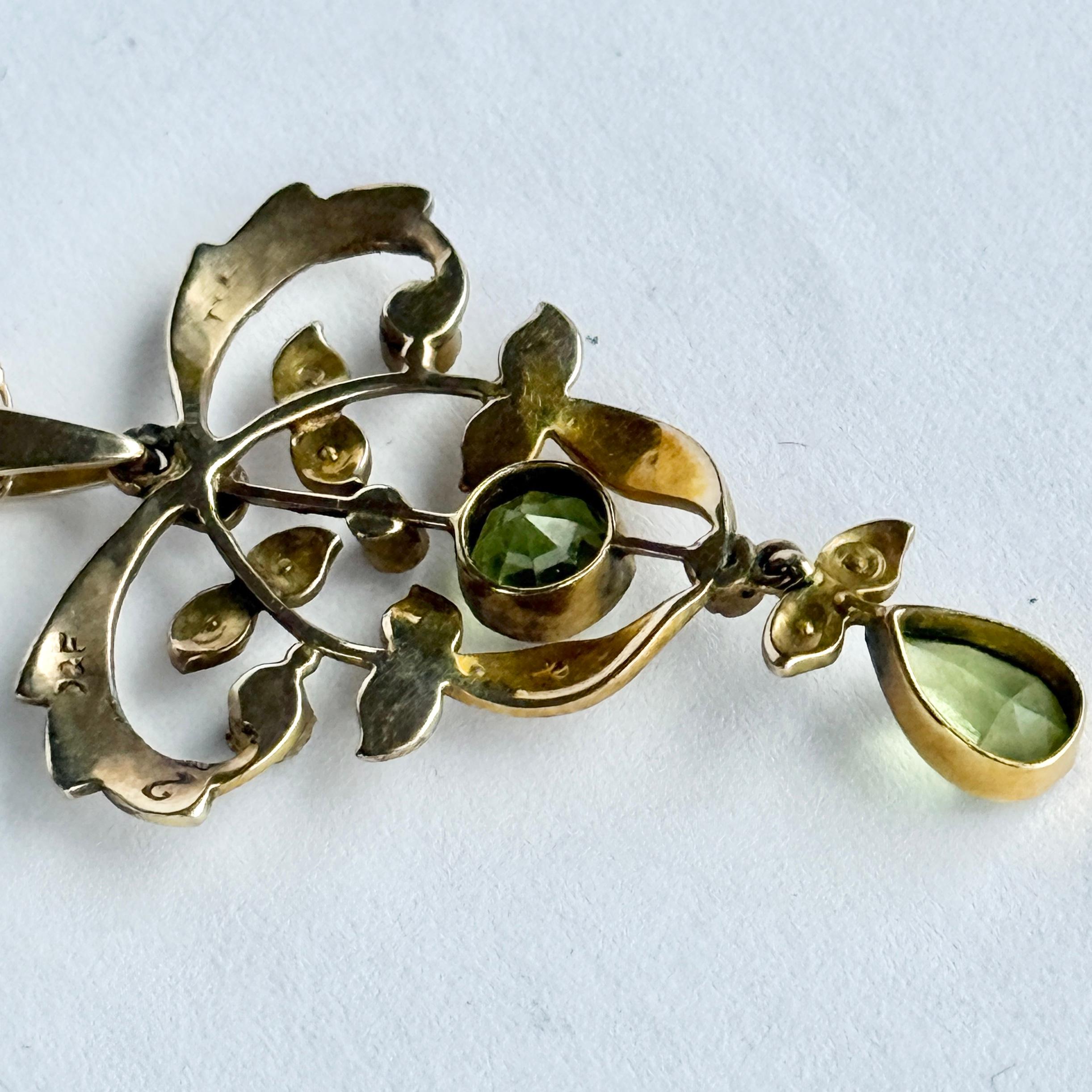 Ciondolo e catena in oro 9 carati in stile Art Déco con peridoto e perle In condizioni buone in vendita a Chipping Campden, GB