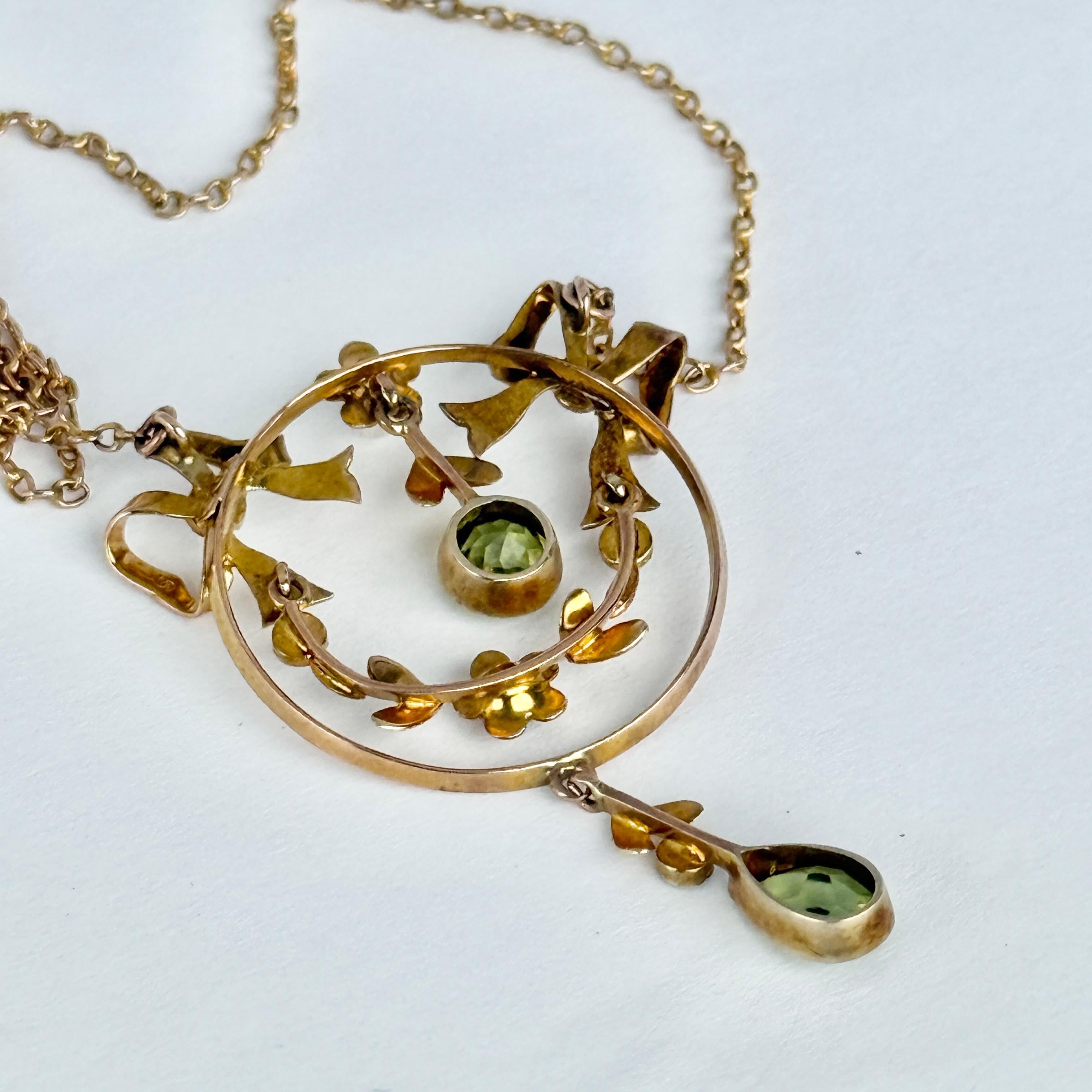 Non taillé Pendentif et chaîne en or 9 carats Art Deco avec péridot et perles en vente