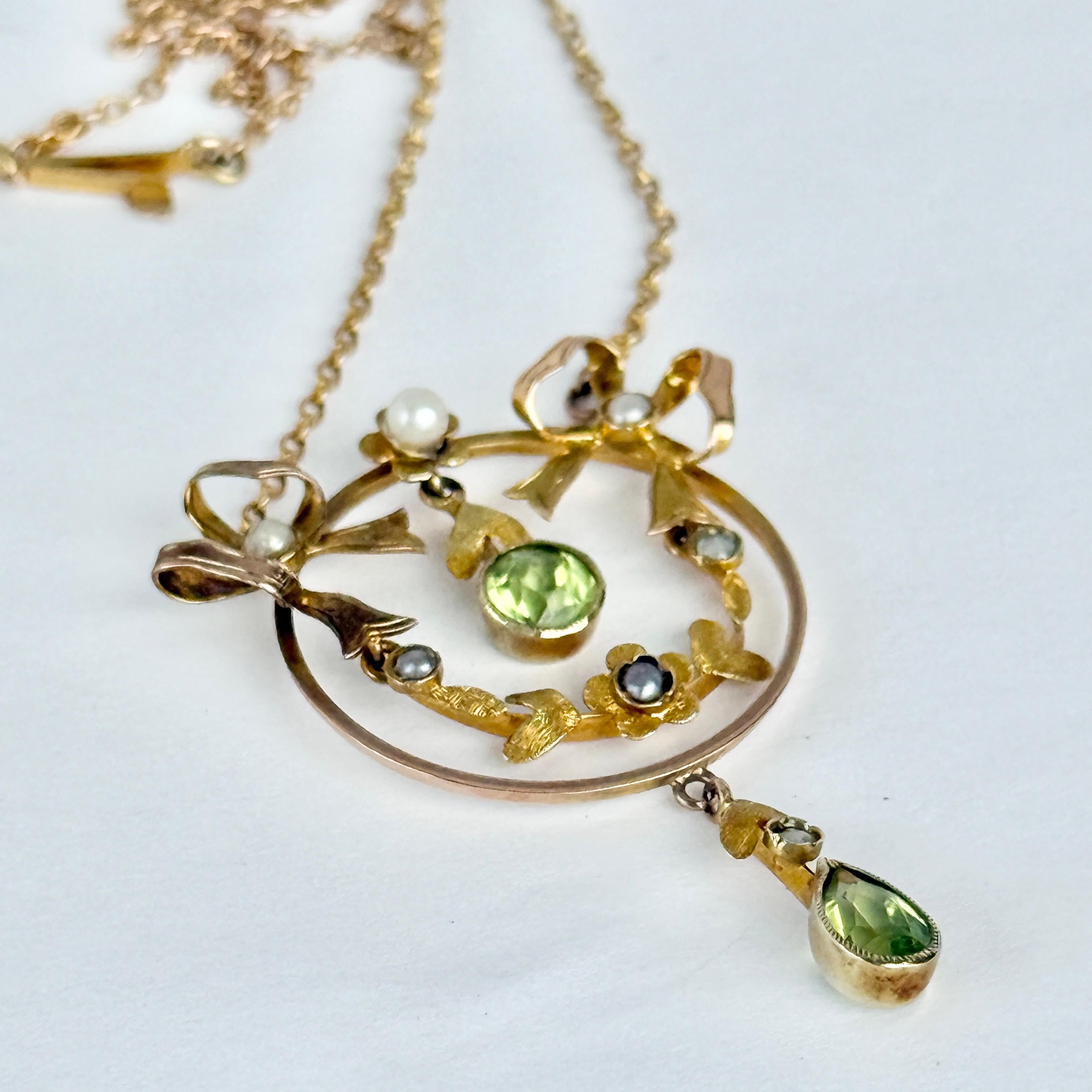 Pendentif et chaîne en or 9 carats Art Deco avec péridot et perles Bon état - En vente à Chipping Campden, GB