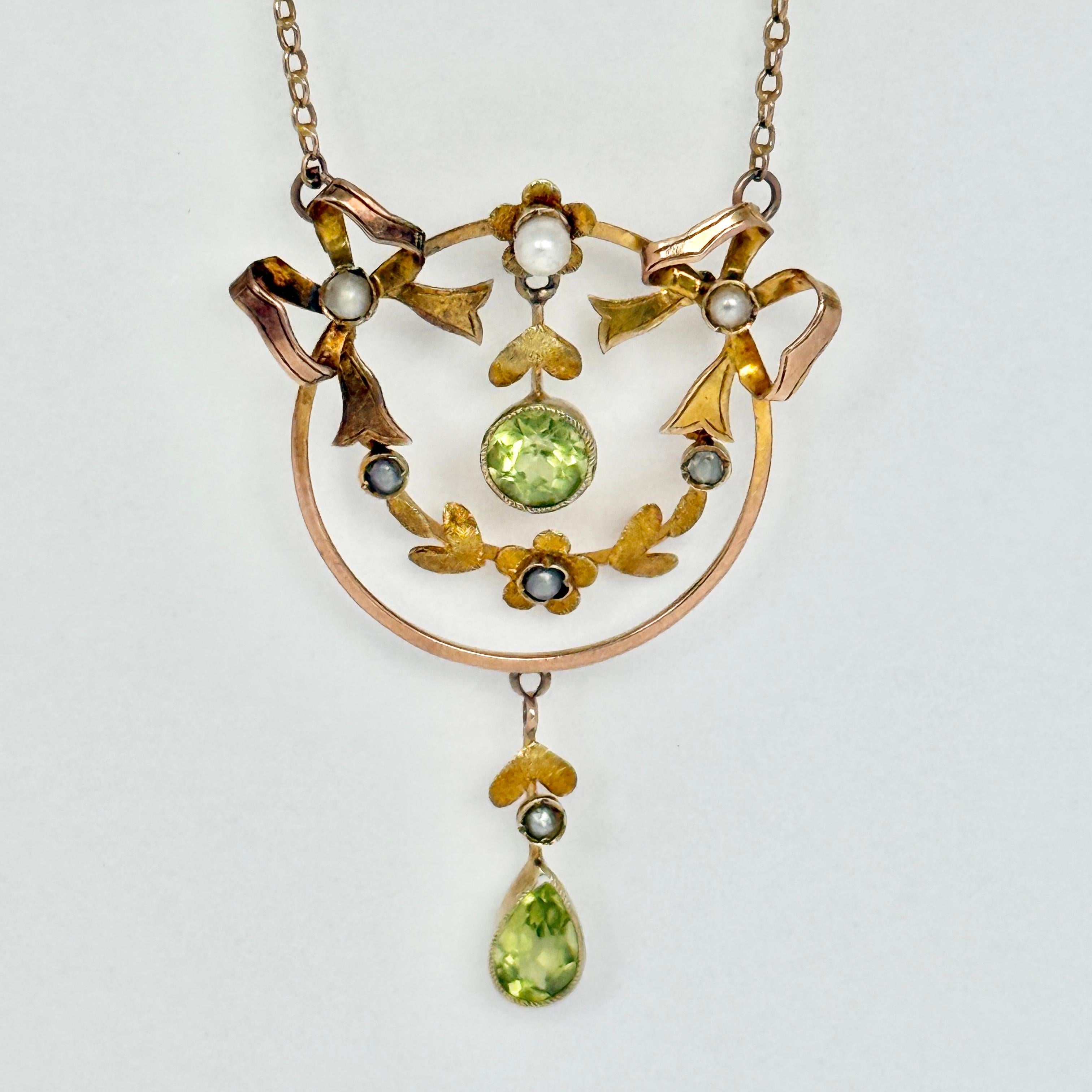 Pendentif et chaîne en or 9 carats Art Deco avec péridot et perles Unisexe en vente