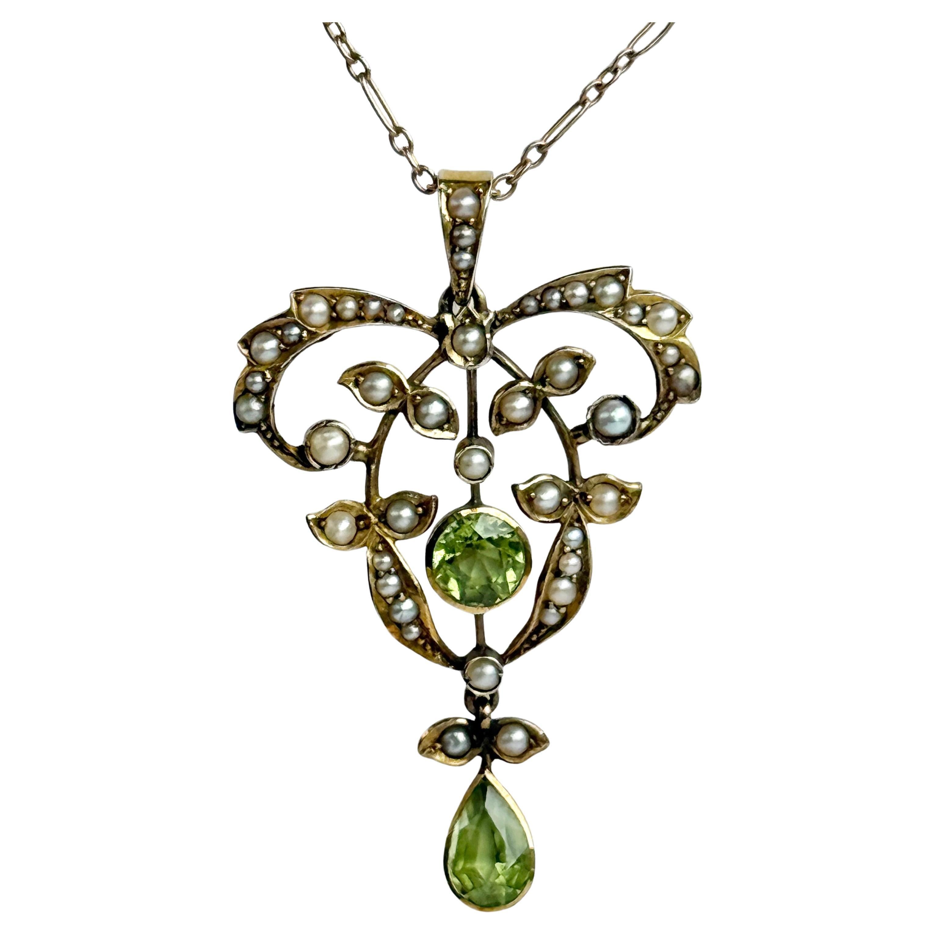 Ciondolo e catena in oro 9 carati in stile Art Déco con peridoto e perle in vendita