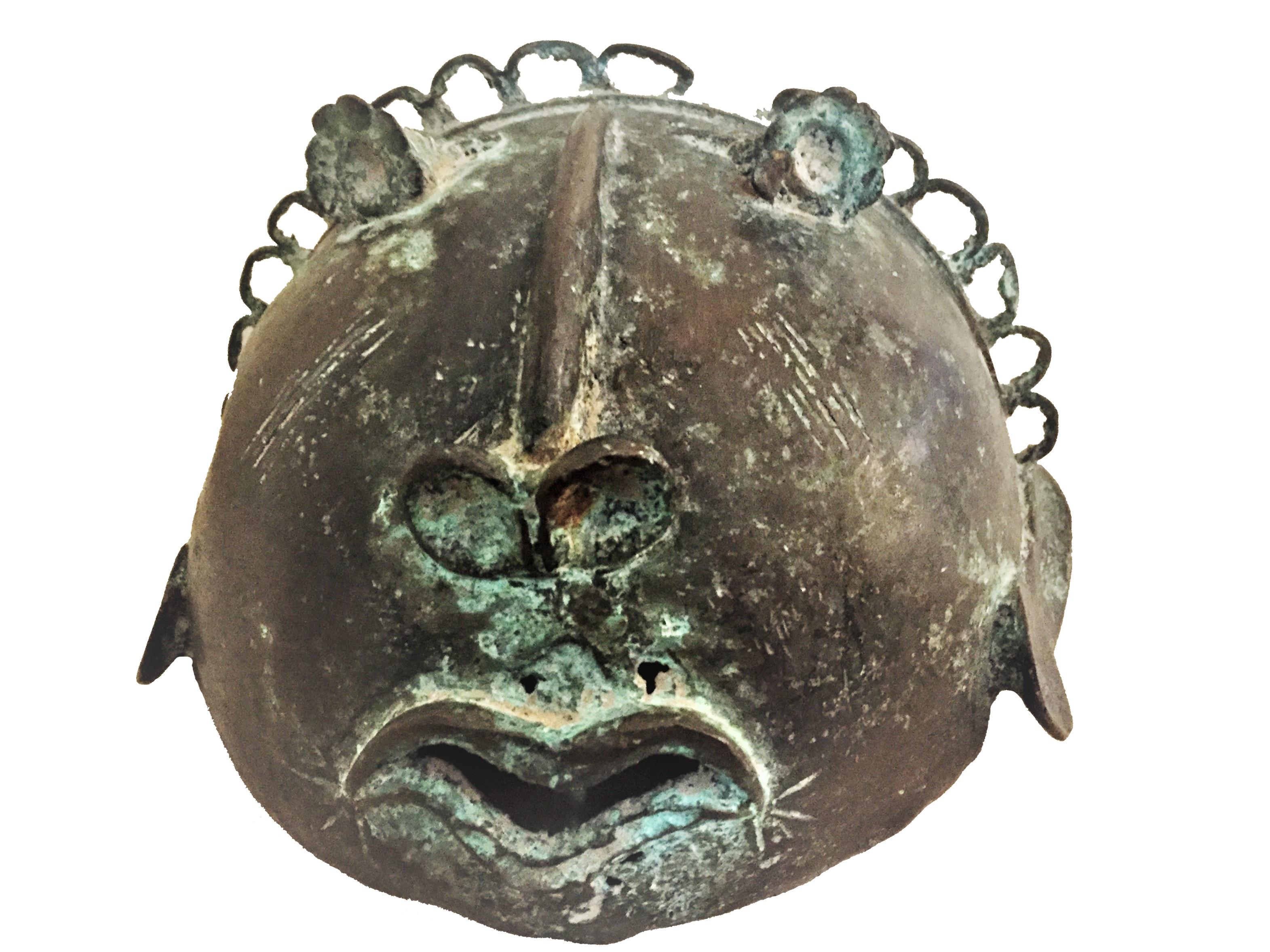 Africano Maschera rituale africana in bronzo ossidato, periodo Art Déco, anni '20 in vendita