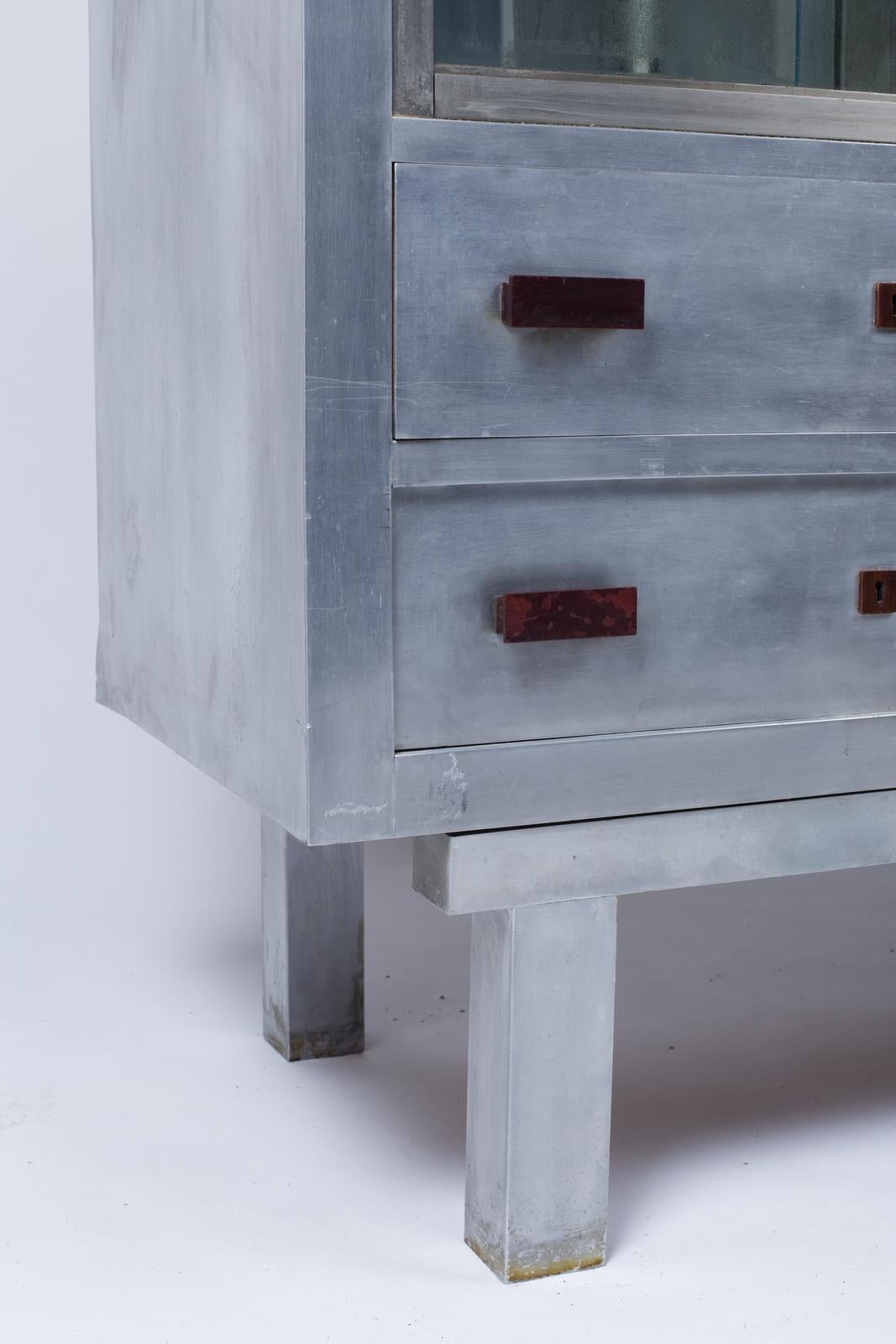 Art Deco Periode Aluminium Sideboard Forming Vitrine (Französisch) im Angebot
