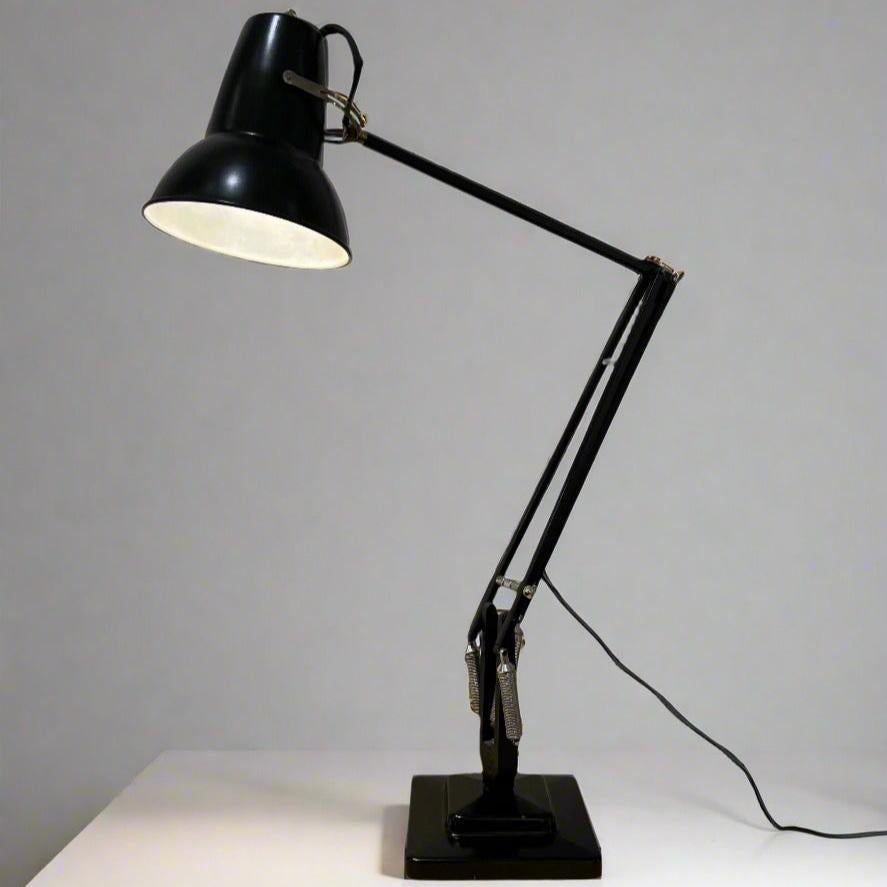 Eine englische Art Deco Anglepoise Schreibtischlampe in schwarzer Emaille. Entworfen von George Carwardine und hergestellt von Herbert Terry & Sons im Jahr 1934.
Abmessungen:
Höhe vollständig ausgefahren: 35 Zoll. Sockel: 6 x 6 Zoll.