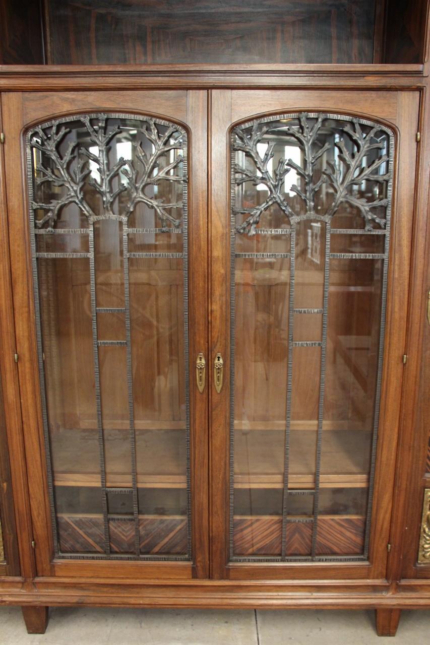 Exceptional Art Nouveau style glass-fronted bookcase in veneered wood, made by the famous cabinetmaker and decorator Jules Cayette, active in Nancy at the beginning of the 20th century. This piece of furniture is remarkable for the elegance of its