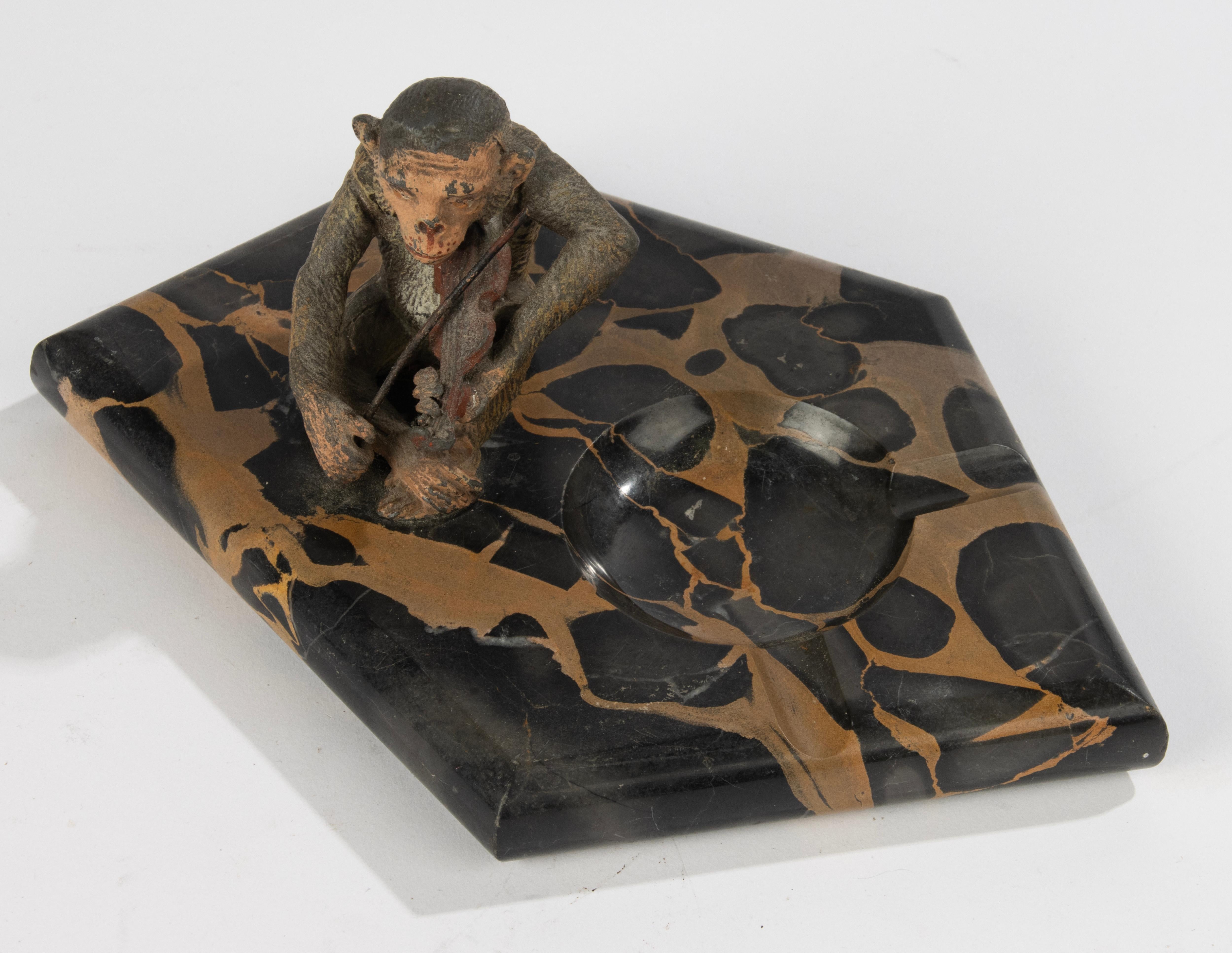Cuenco de la Época Art Decó con Escultura - Mono con Violín - Espelta y Mármol en venta 4