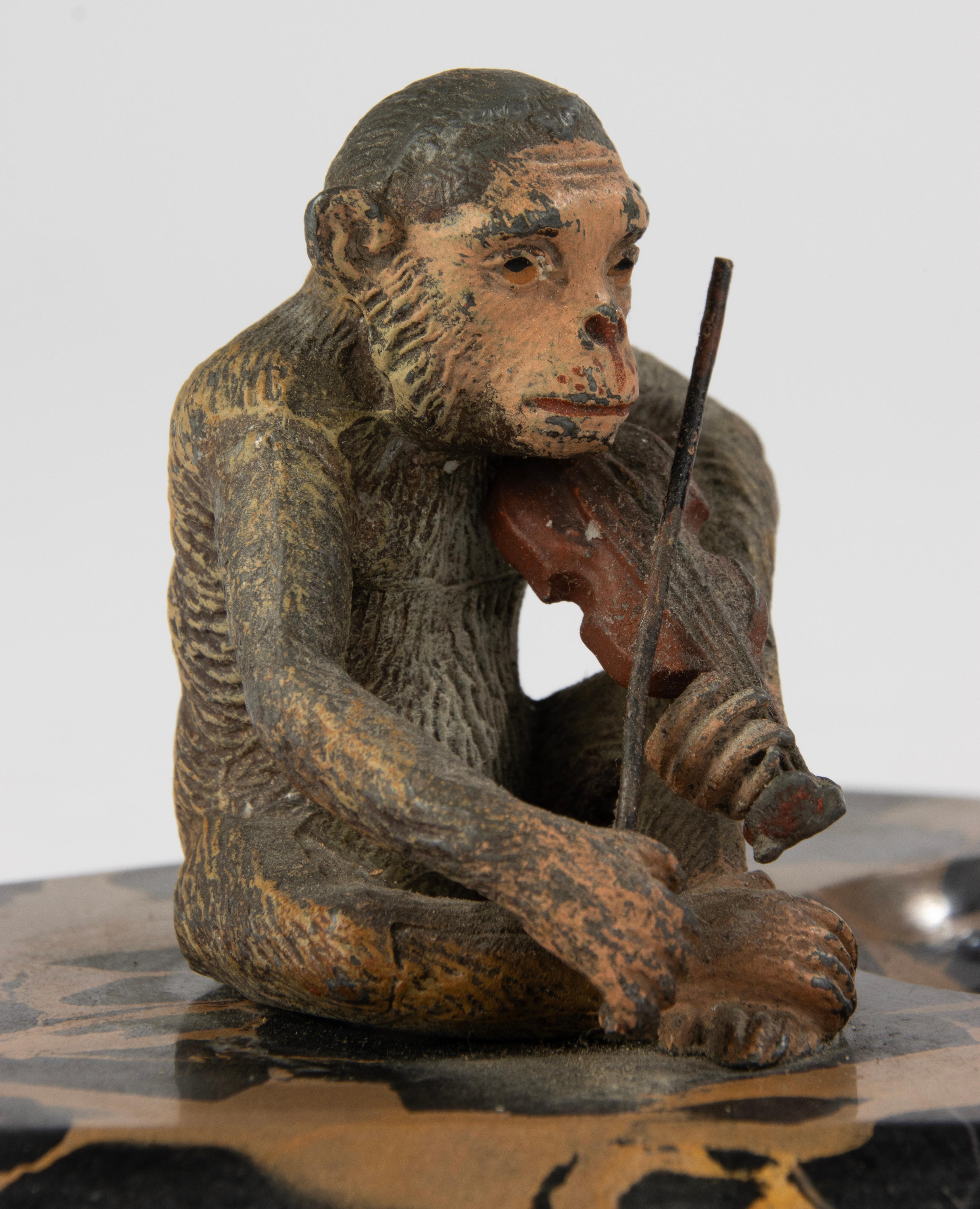 Cuenco de la Época Art Decó con Escultura - Mono con Violín - Espelta y Mármol en venta 5