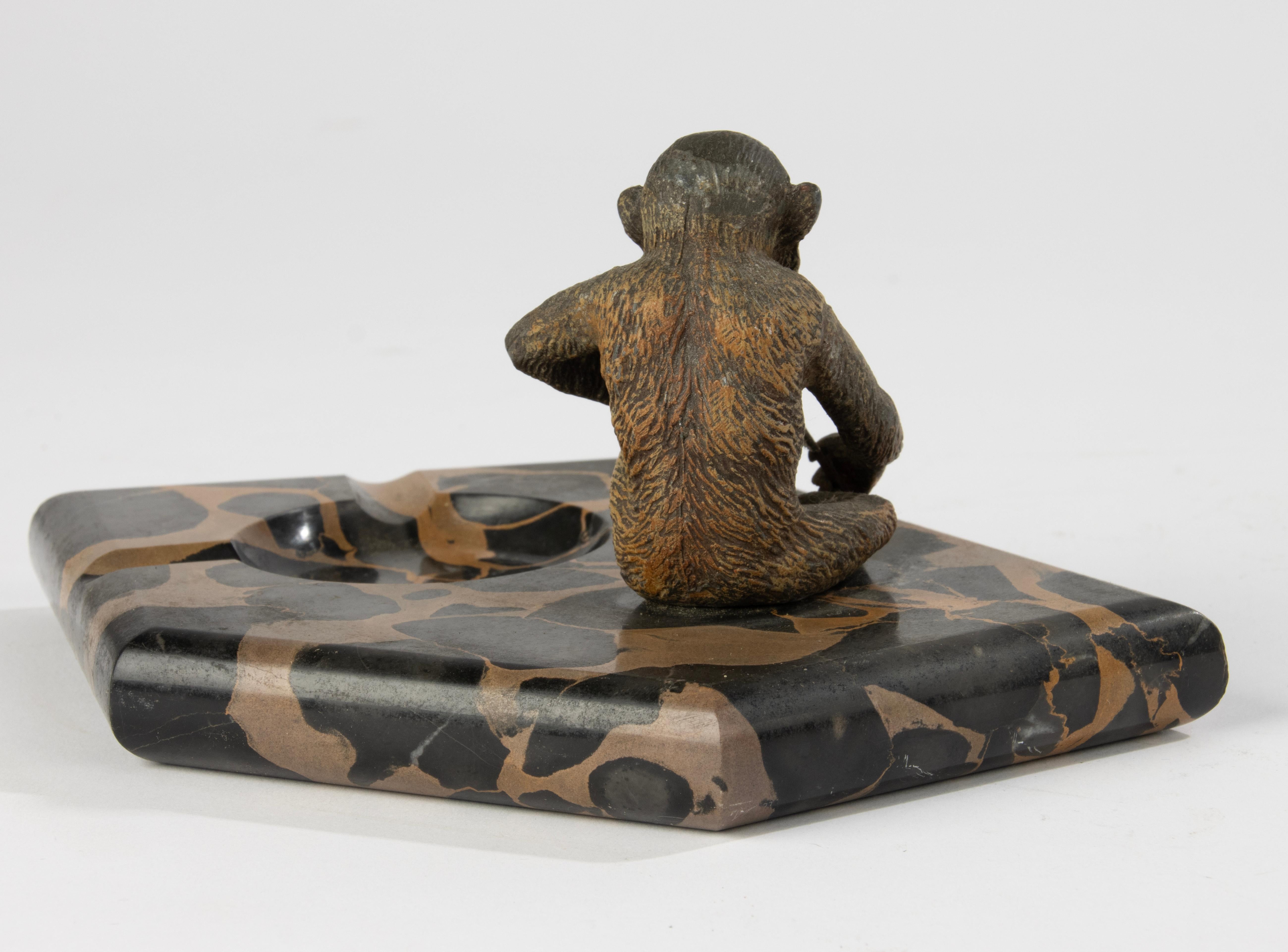 Ciotola d'epoca Art Déco con scultura - Scimmia con violino - Speltro e marmo in vendita 6