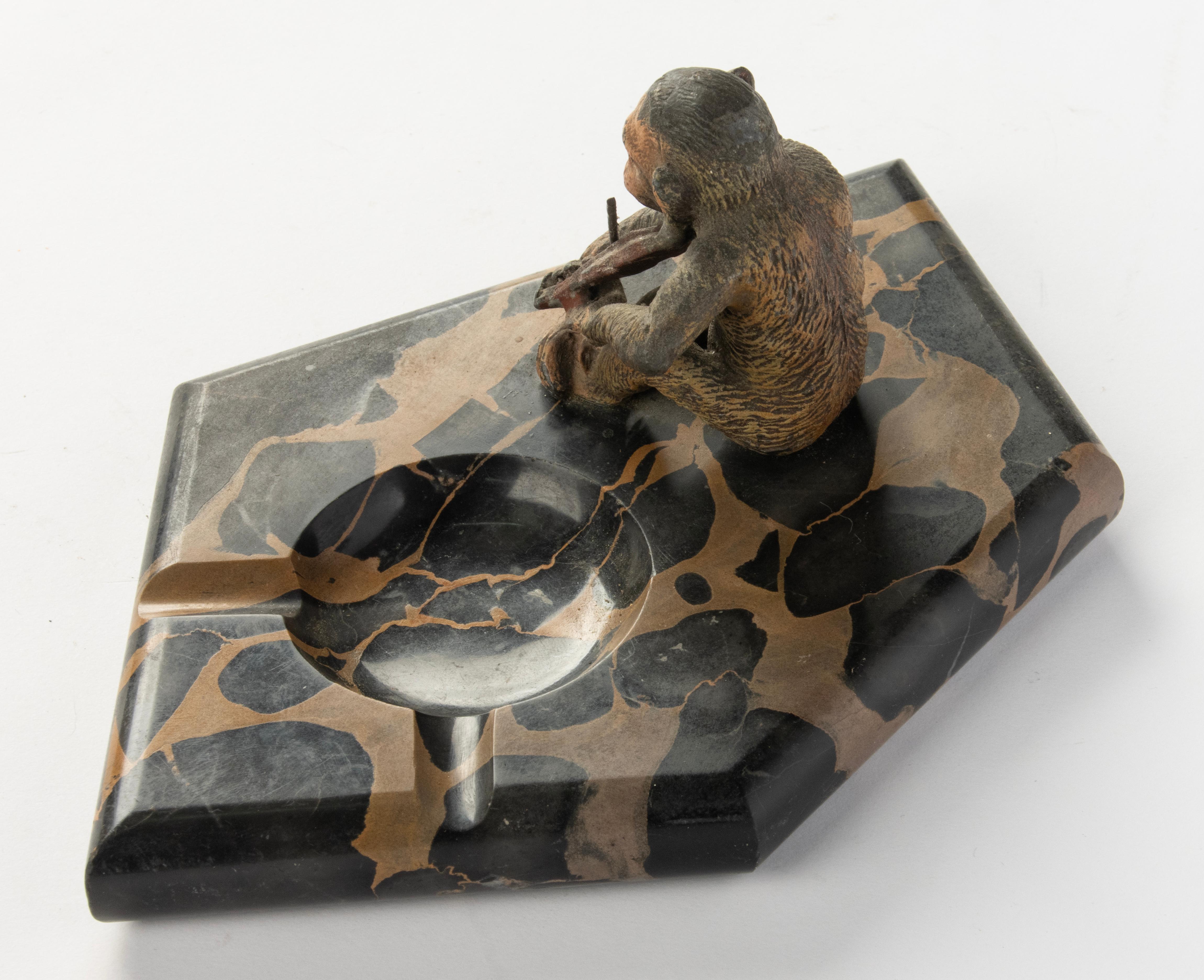 Cuenco de la Época Art Decó con Escultura - Mono con Violín - Espelta y Mármol en venta 7