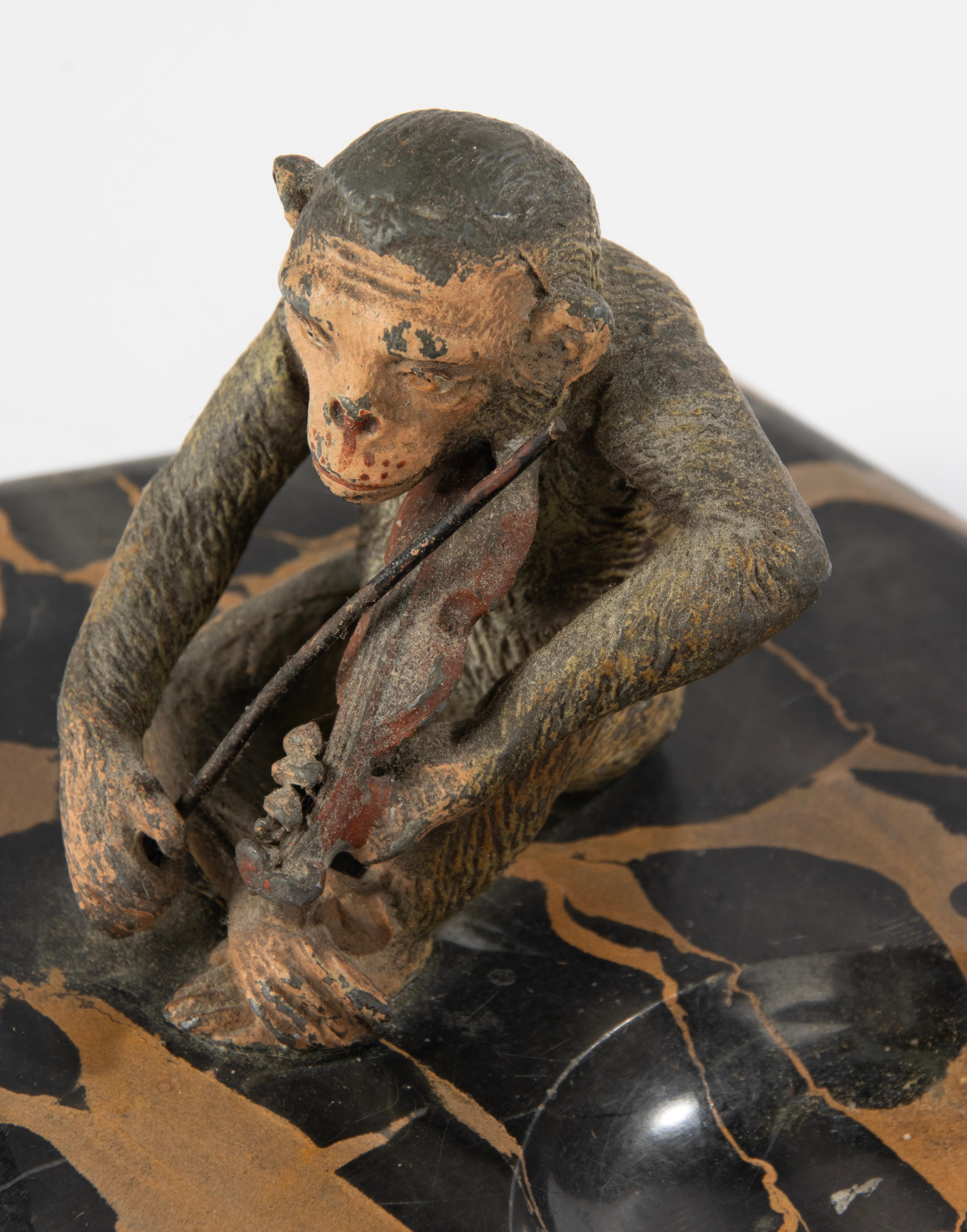 Cuenco de la Época Art Decó con Escultura - Mono con Violín - Espelta y Mármol en venta 8