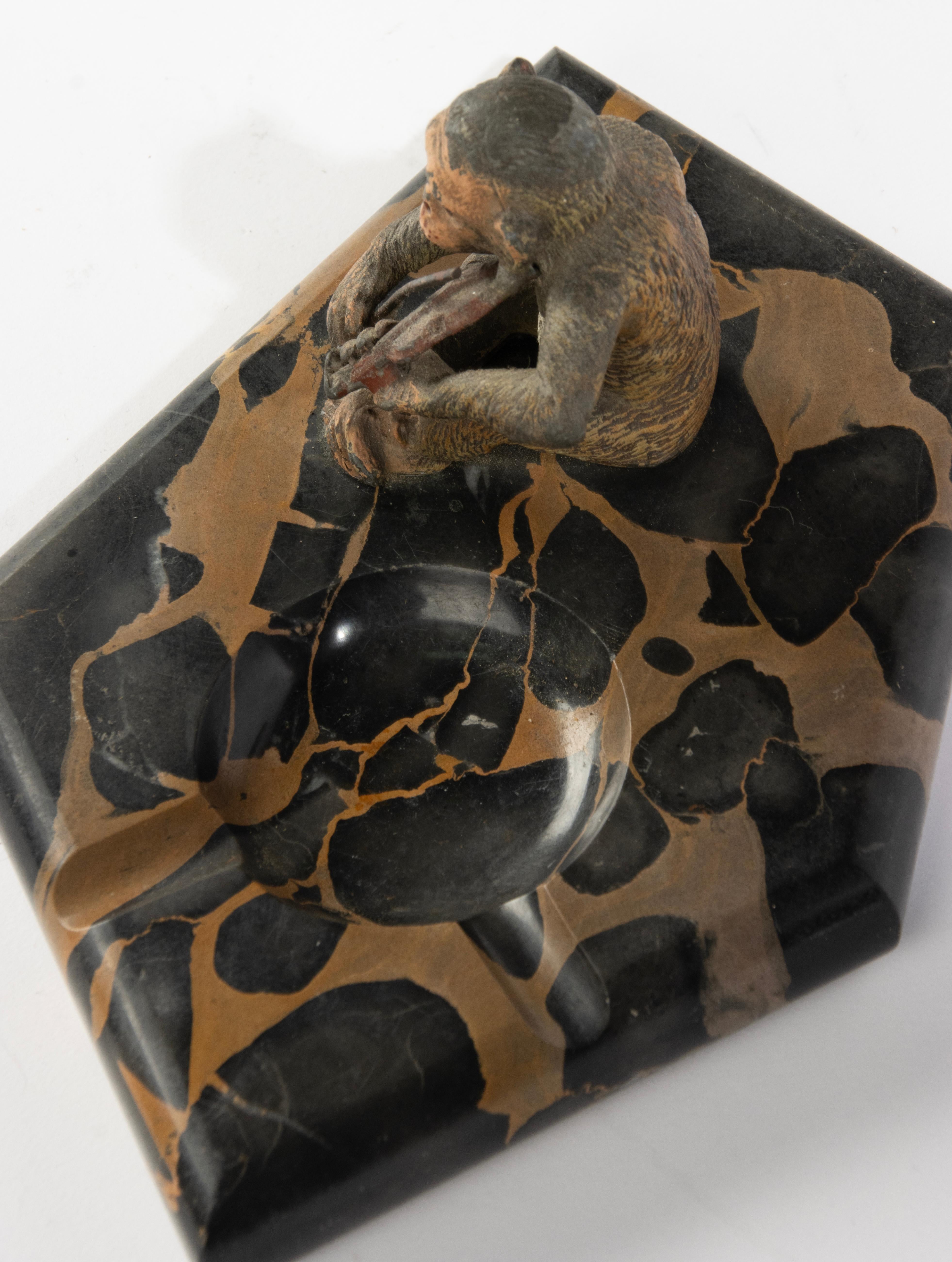 Cuenco de la Época Art Decó con Escultura - Mono con Violín - Espelta y Mármol en venta 9