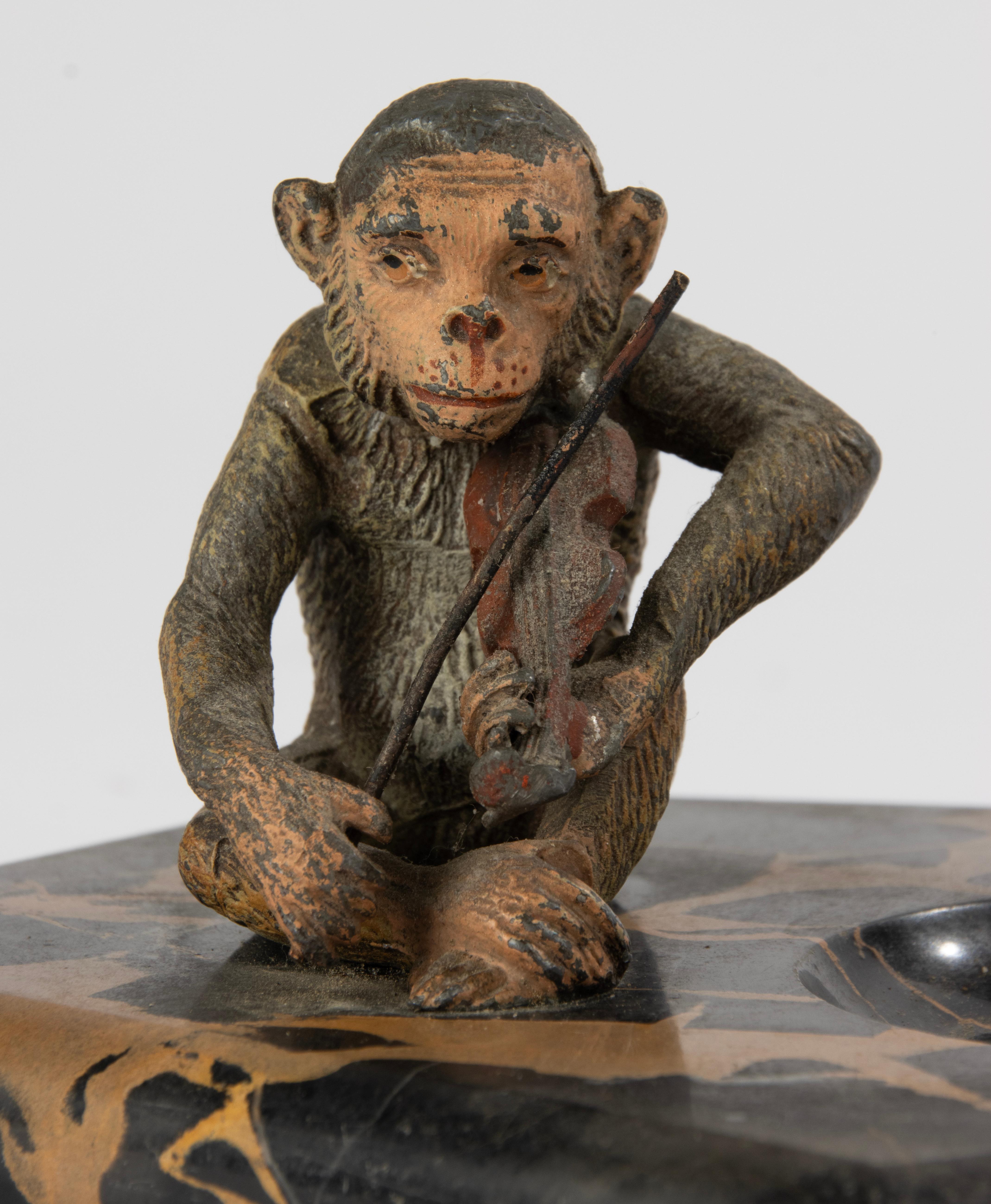 Cuenco de la Época Art Decó con Escultura - Mono con Violín - Espelta y Mármol Francés en venta