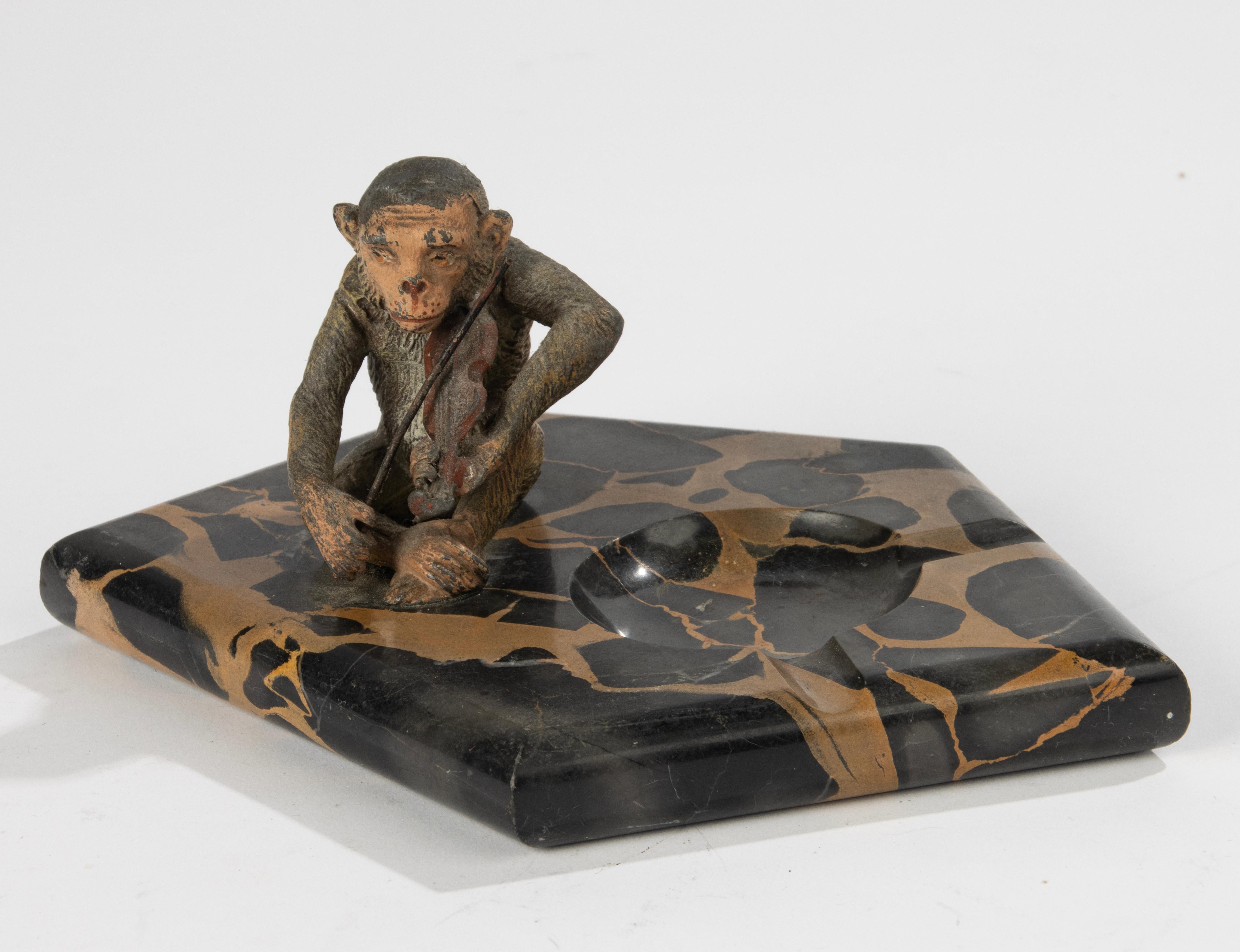 Cuenco de la Época Art Decó con Escultura - Mono con Violín - Espelta y Mármol en Bueno estado para la venta en Casteren, Noord-Brabant