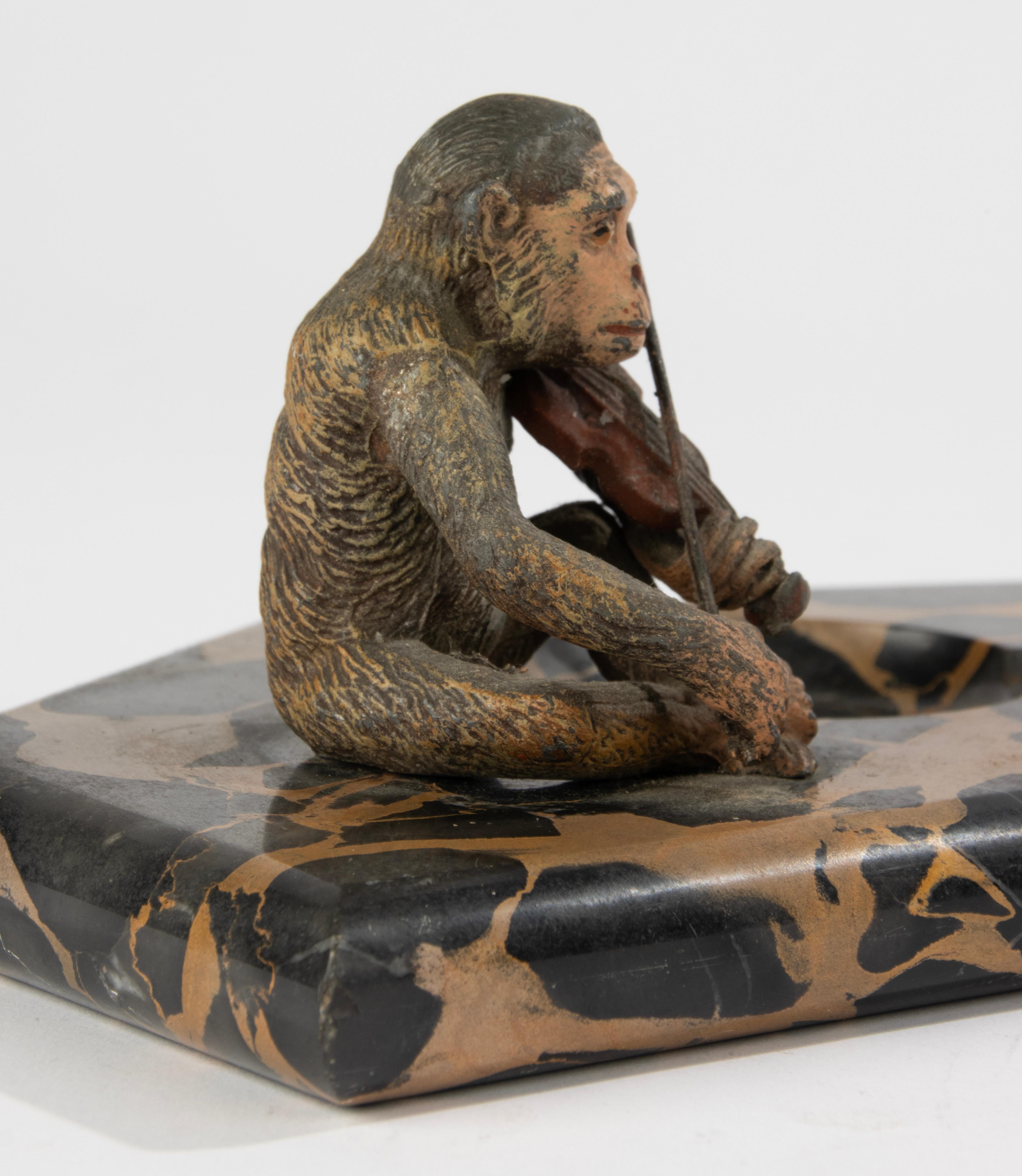 Cuenco de la Época Art Decó con Escultura - Mono con Violín - Espelta y Mármol principios del siglo XX en venta