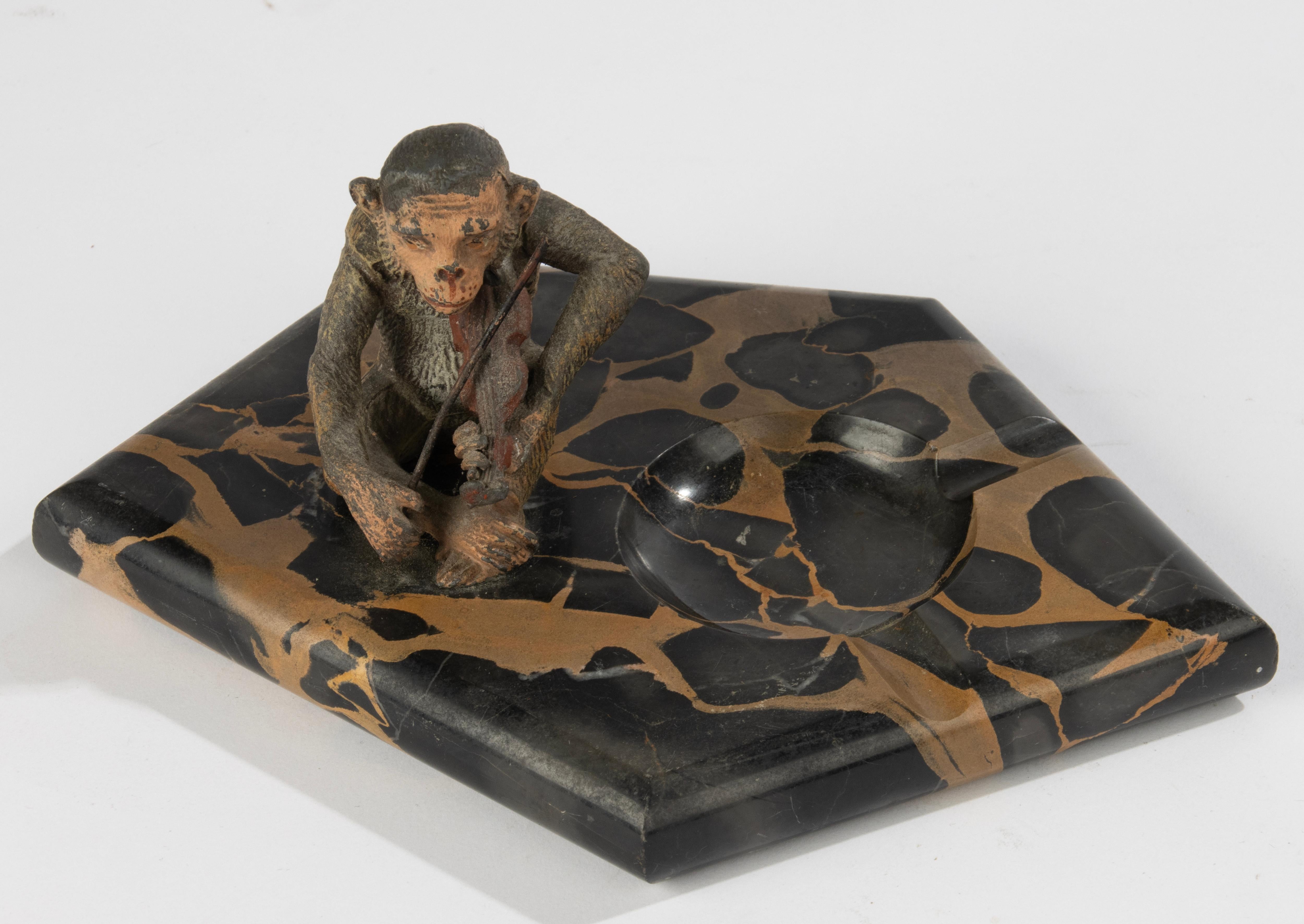 Cuenco de la Época Art Decó con Escultura - Mono con Violín - Espelta y Mármol Spelter en venta