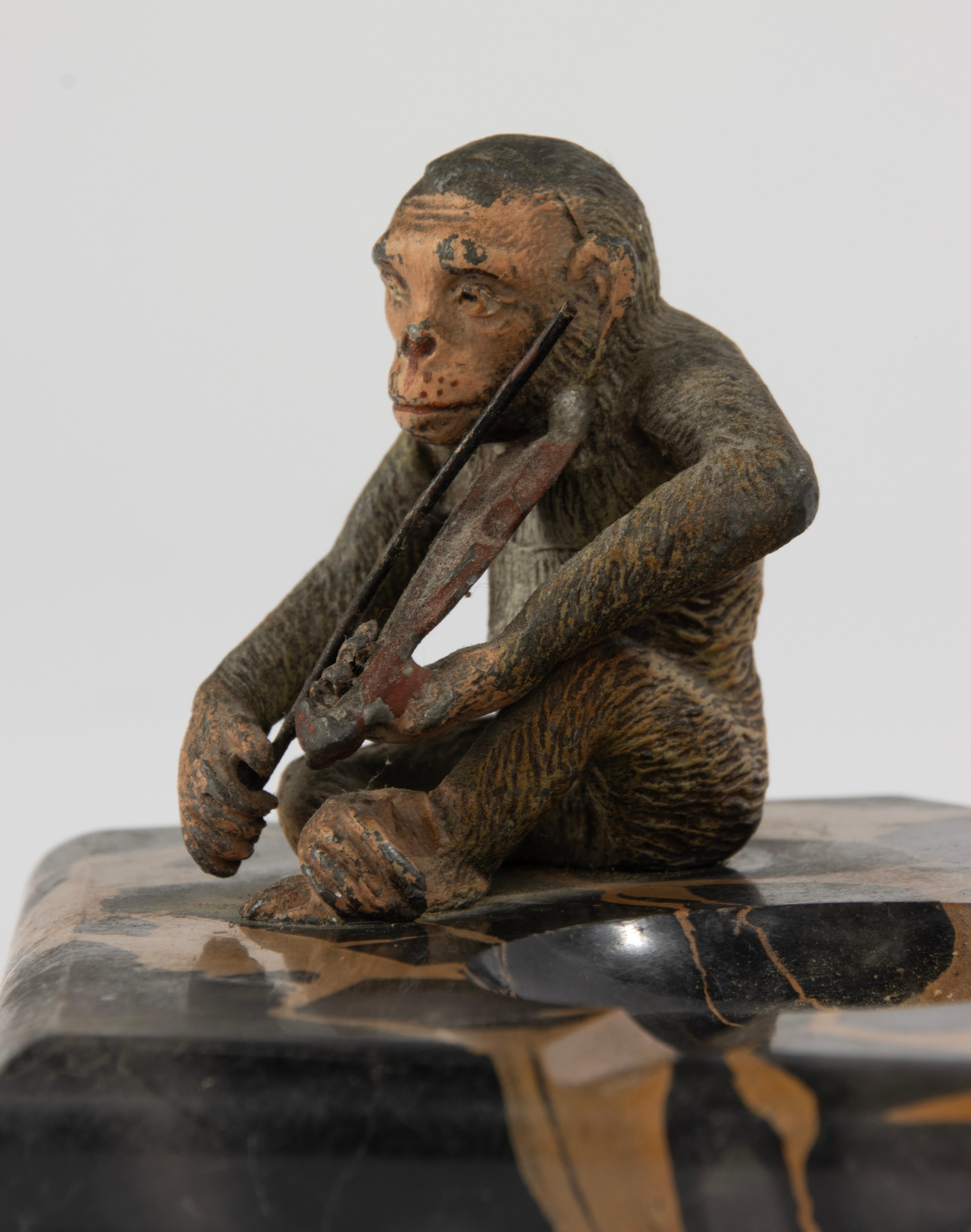 Cuenco de la Época Art Decó con Escultura - Mono con Violín - Espelta y Mármol en venta 2