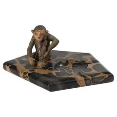 Schale aus der Art-Déco-Periode mit Skulptur – Affen mit Violine – Zinn und Marmor
