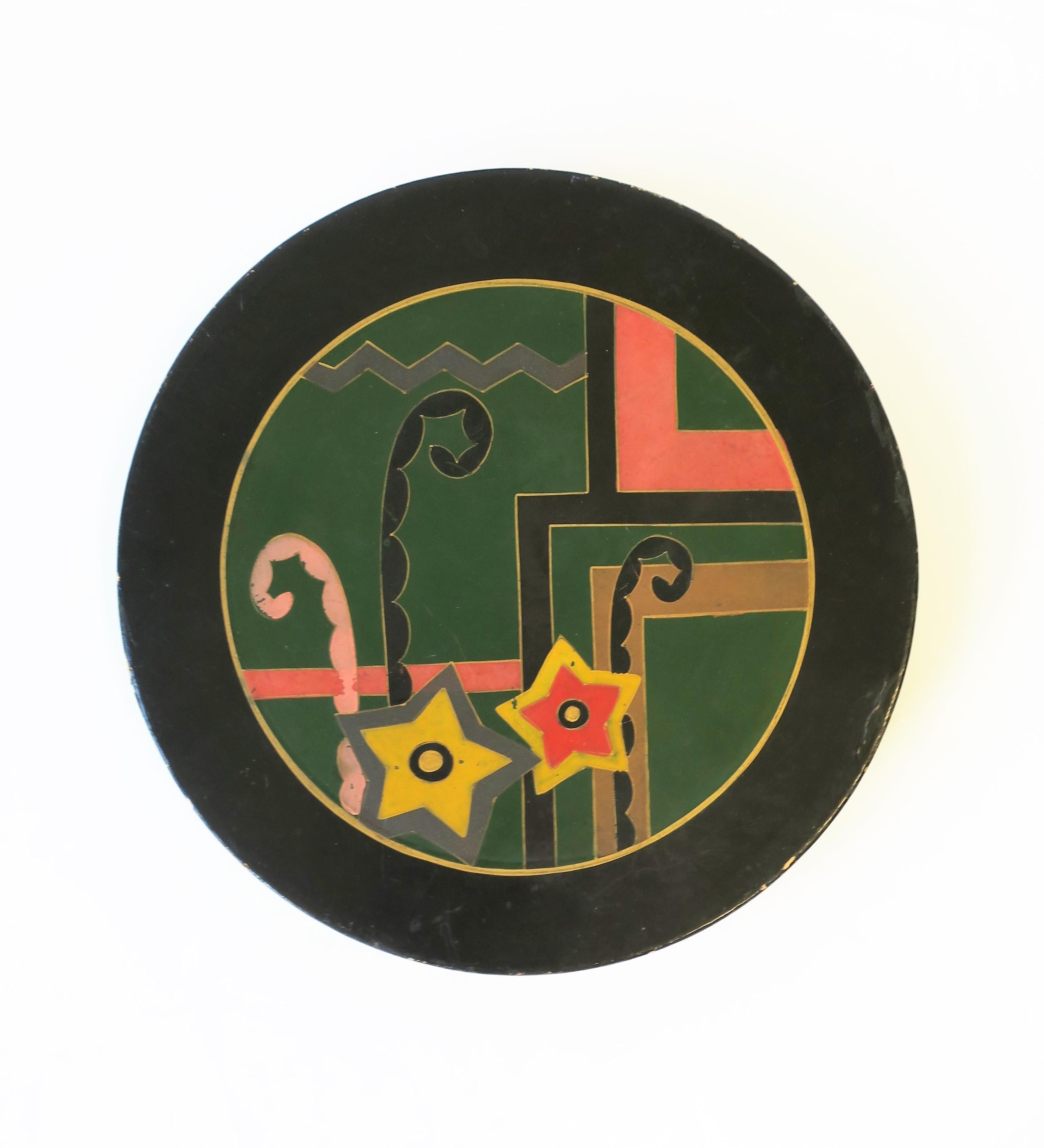 Eine sehr schöne runde japanische Pappmaché-Dose mit buntem geometrischem Muster und schwarzem Lack, Art Deco, ca. Anfang 20. Jahrhundert, Japan. Markiert 
