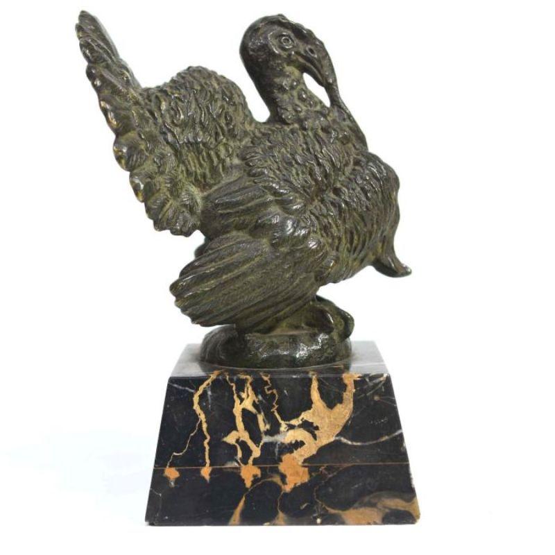 Dinde en bronze d'époque art déco Par H Petrilly patine verte sur socle en marbre portor mesurant 17 cm par 10 cm par 11,5 cm.

Informations complémentaires :
Matériau : Bronze.