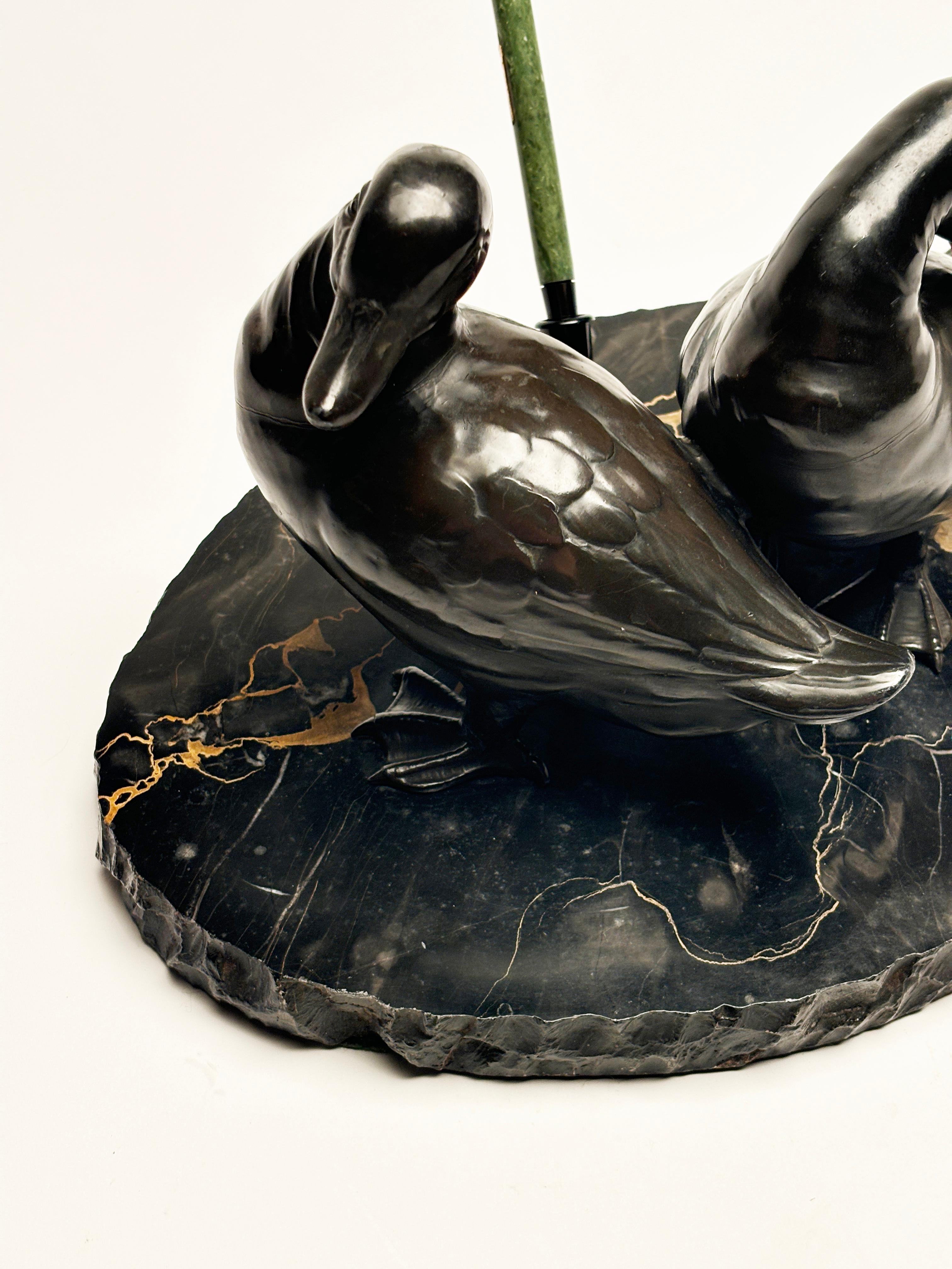 Sconosciuto Anatre fuse su marmo italiano di epoca Art Deco con pennino originale in vendita