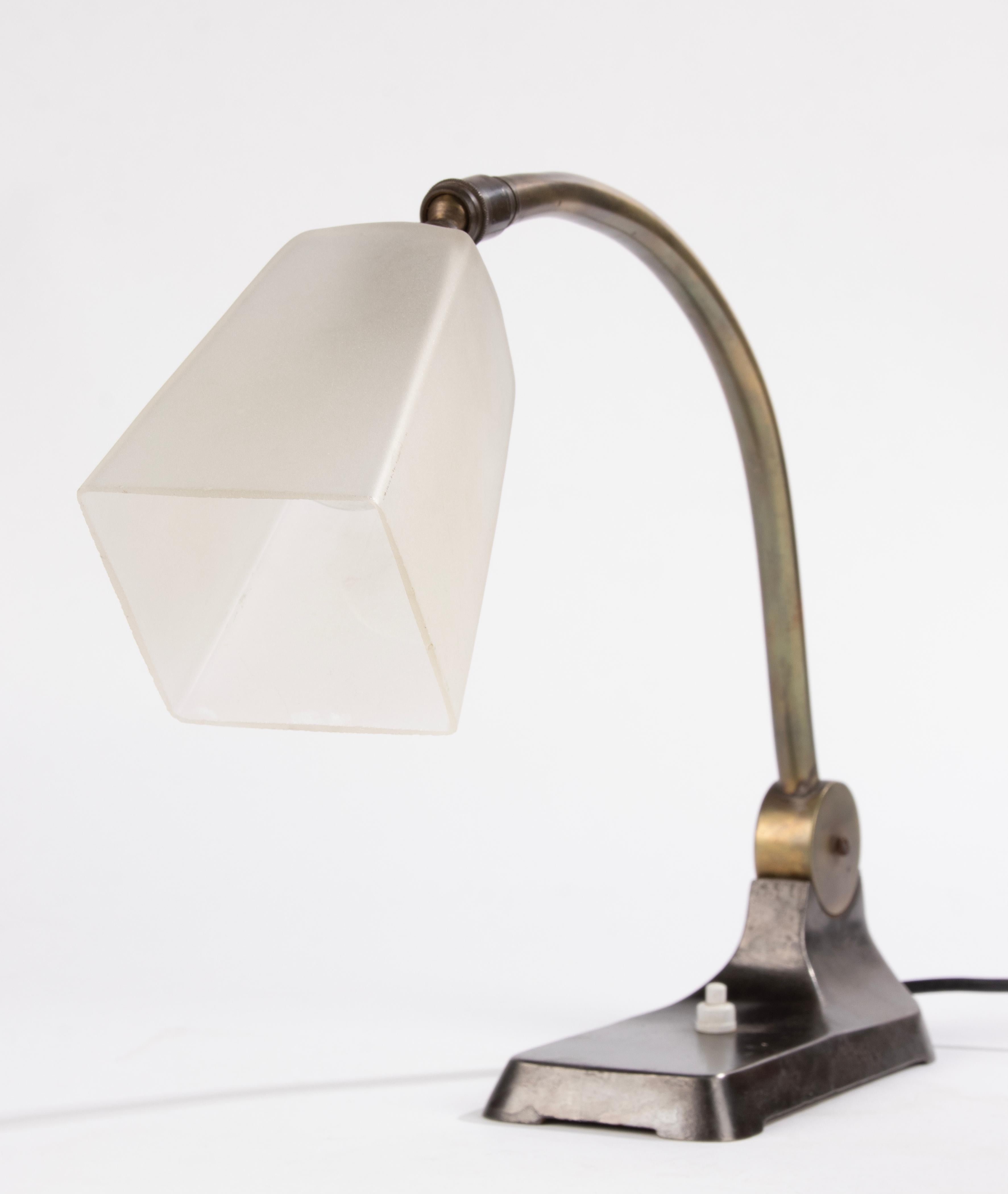 20ième siècle Lampe de bureau d'époque Art Déco en fonte et laiton en vente