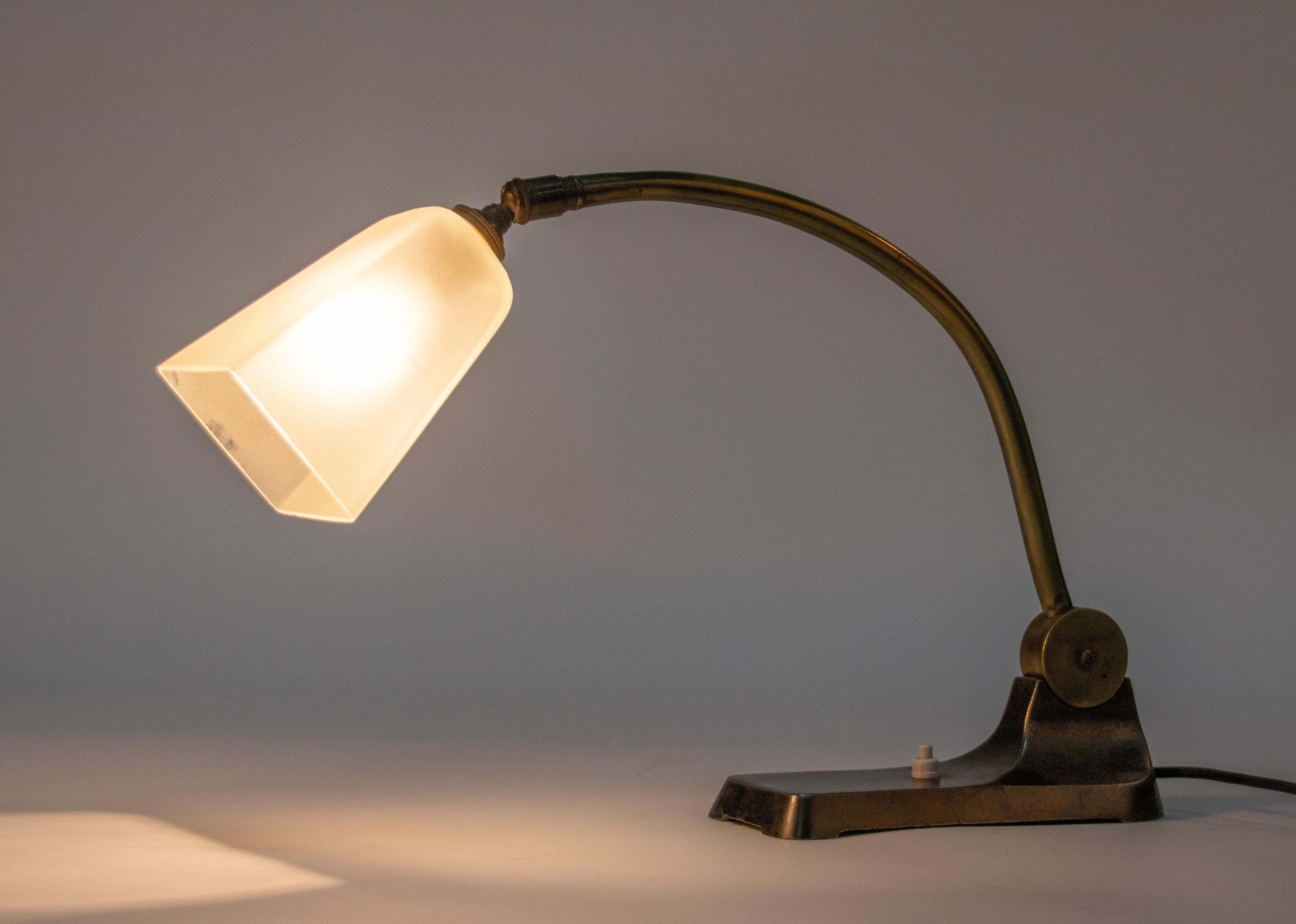 Lámpara de escritorio de hierro fundido y latón de la época Art Déco en venta 2
