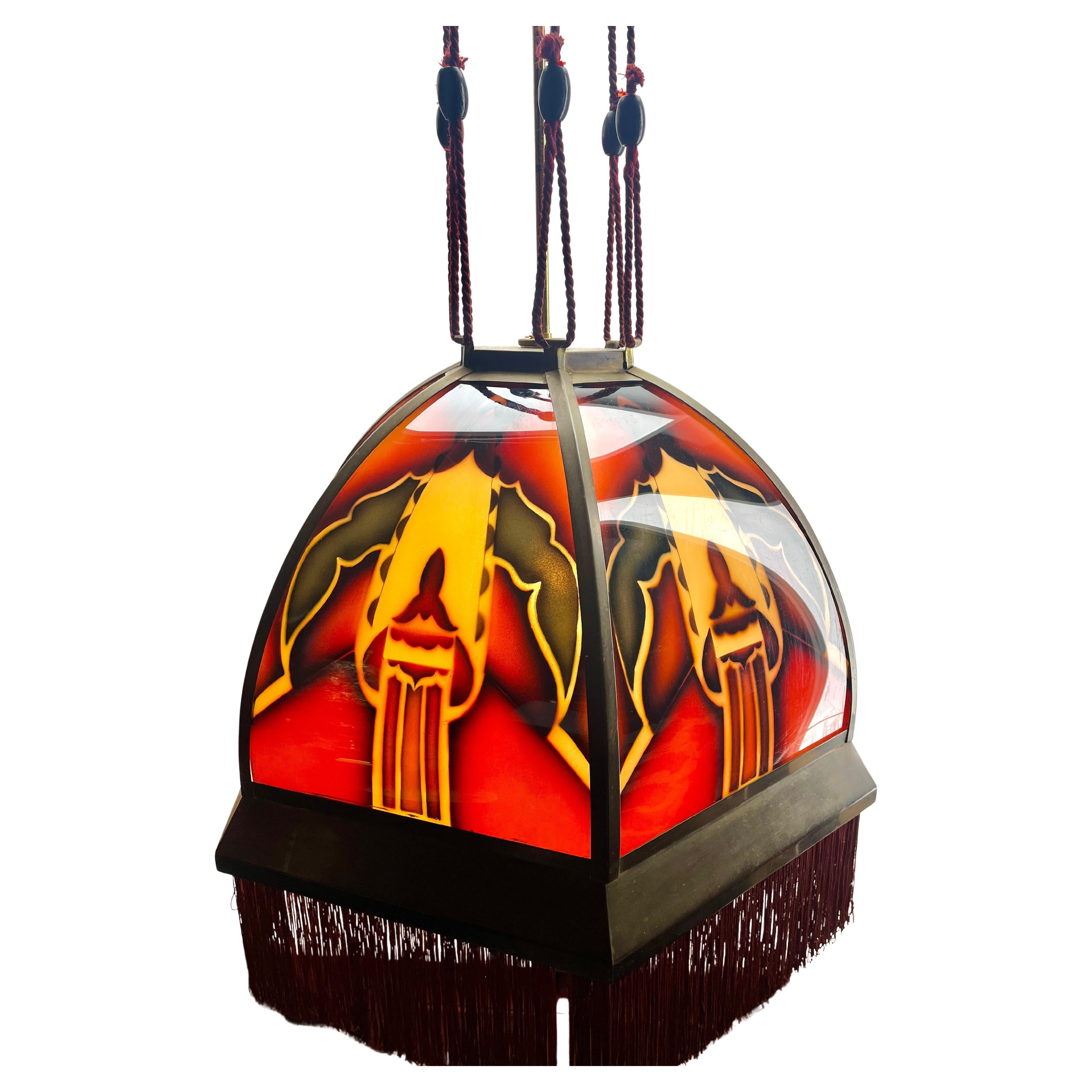 Plafonnier accrocheur conçu et fabriqué à DEN, 
Lampe suspendue octogonale de l'école d'Amsterdam avec frange, avec décoration abstraite en vitrail multicolore, design de Nieuwe Honsel / La Haye ca.1925

2 UNITÉS DISPONIBLES

En bon état d'origine