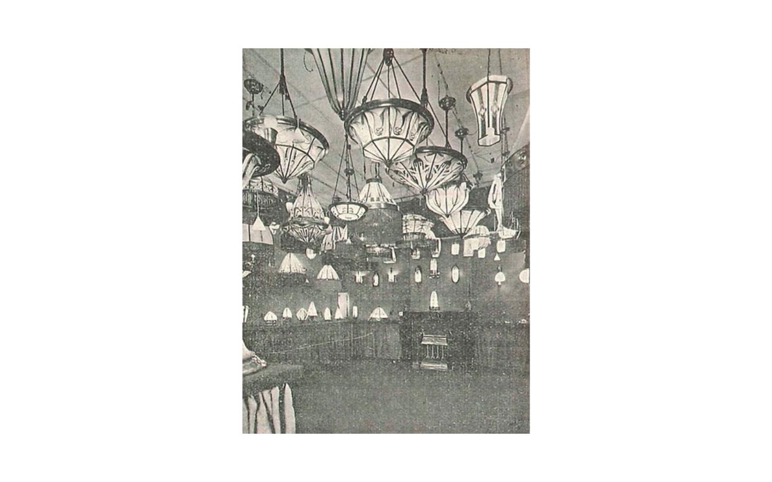 Plafonnier d'école d'Amsterdam en laiton et verre d'art des années 1920 en vente 1