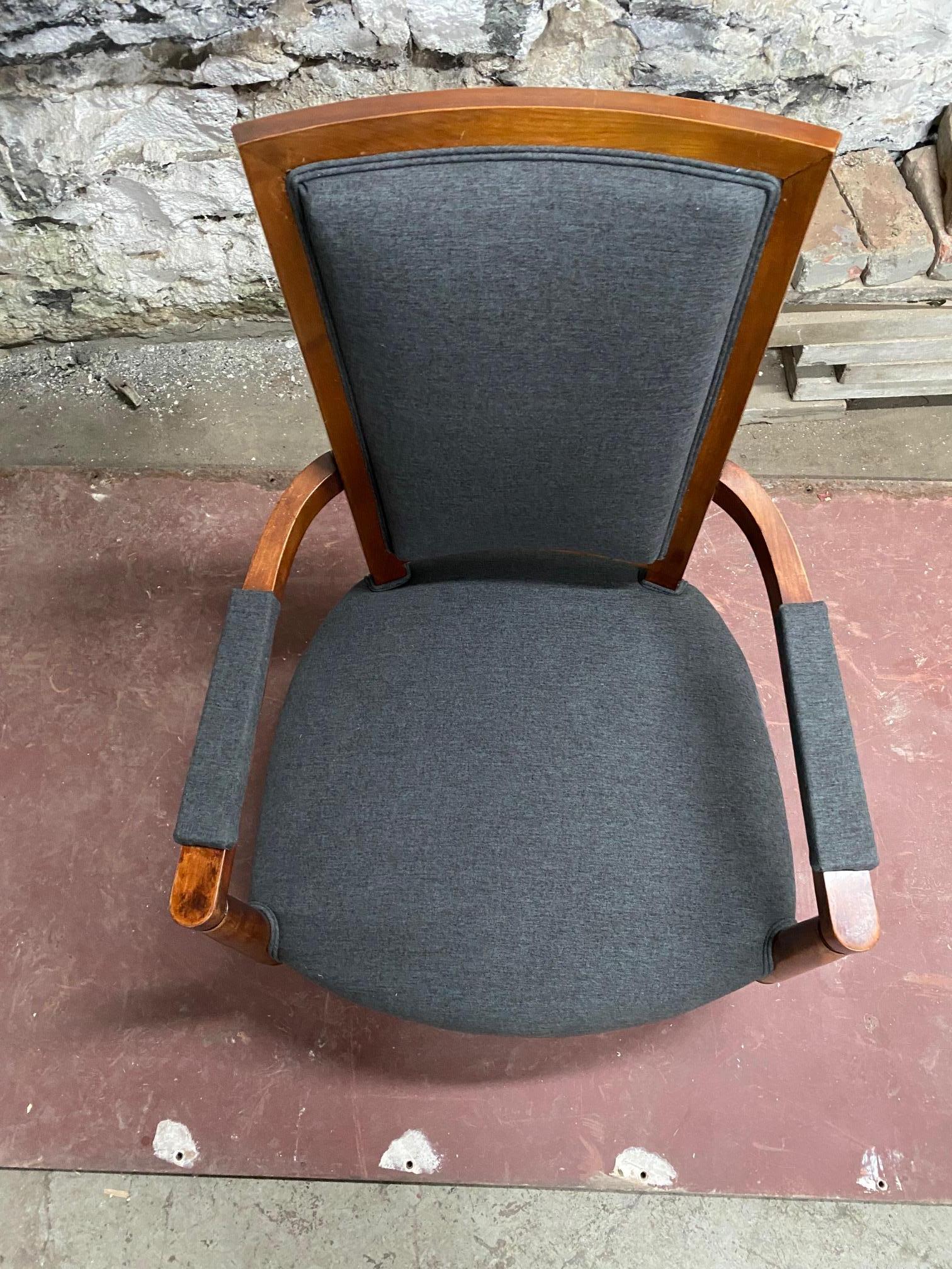 Fauteuil en merisier d'époque Art Déco par Andr Arbus Bon état - En vente à Montreal, QC