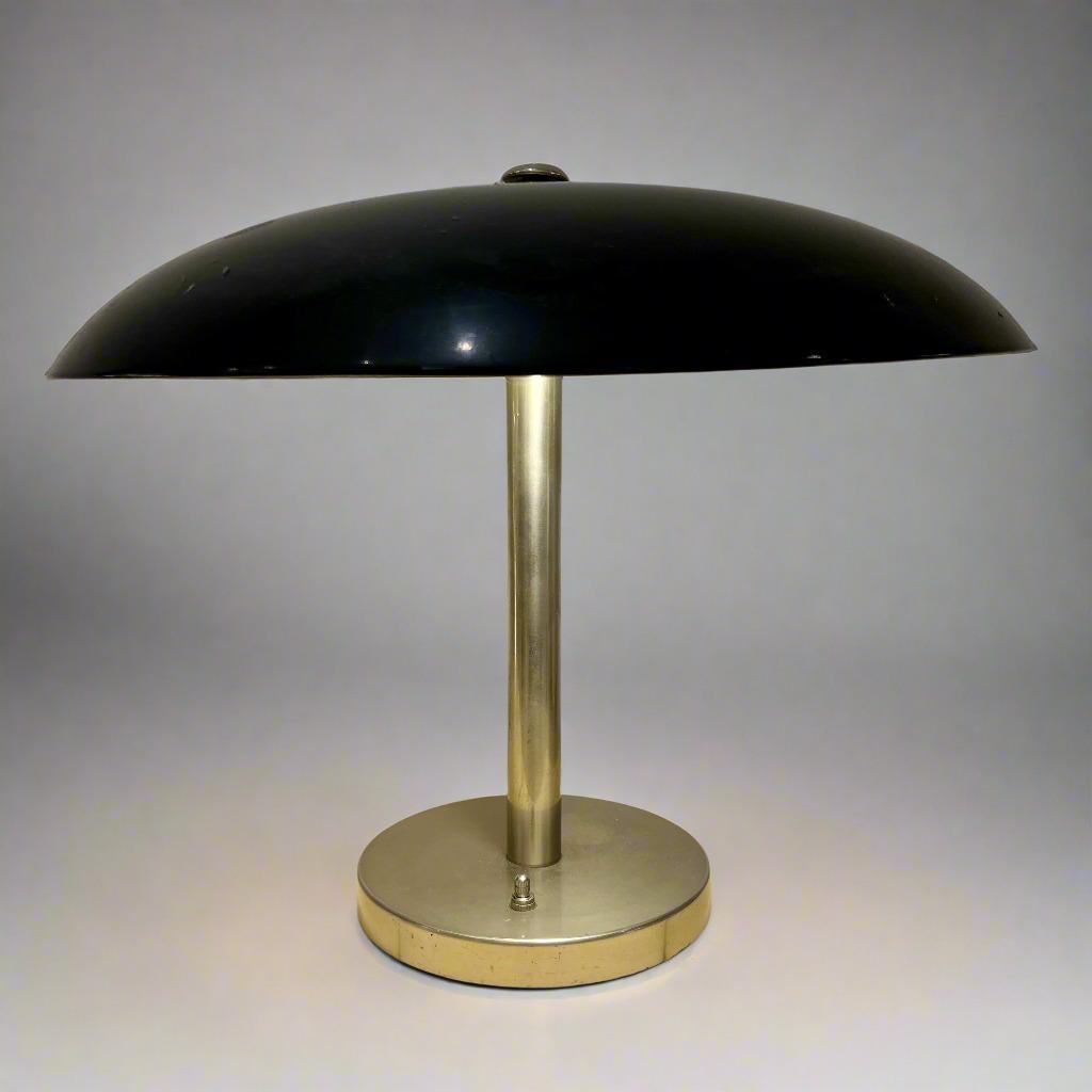 Lámpara de escritorio de época Art Déco, procedente de Alemania, hacia 1930. Esmalte negro y acero pulido.

Dimensiones:
H:15 Diámetro de la pantalla:18 Base D:7½ Pulgadas.