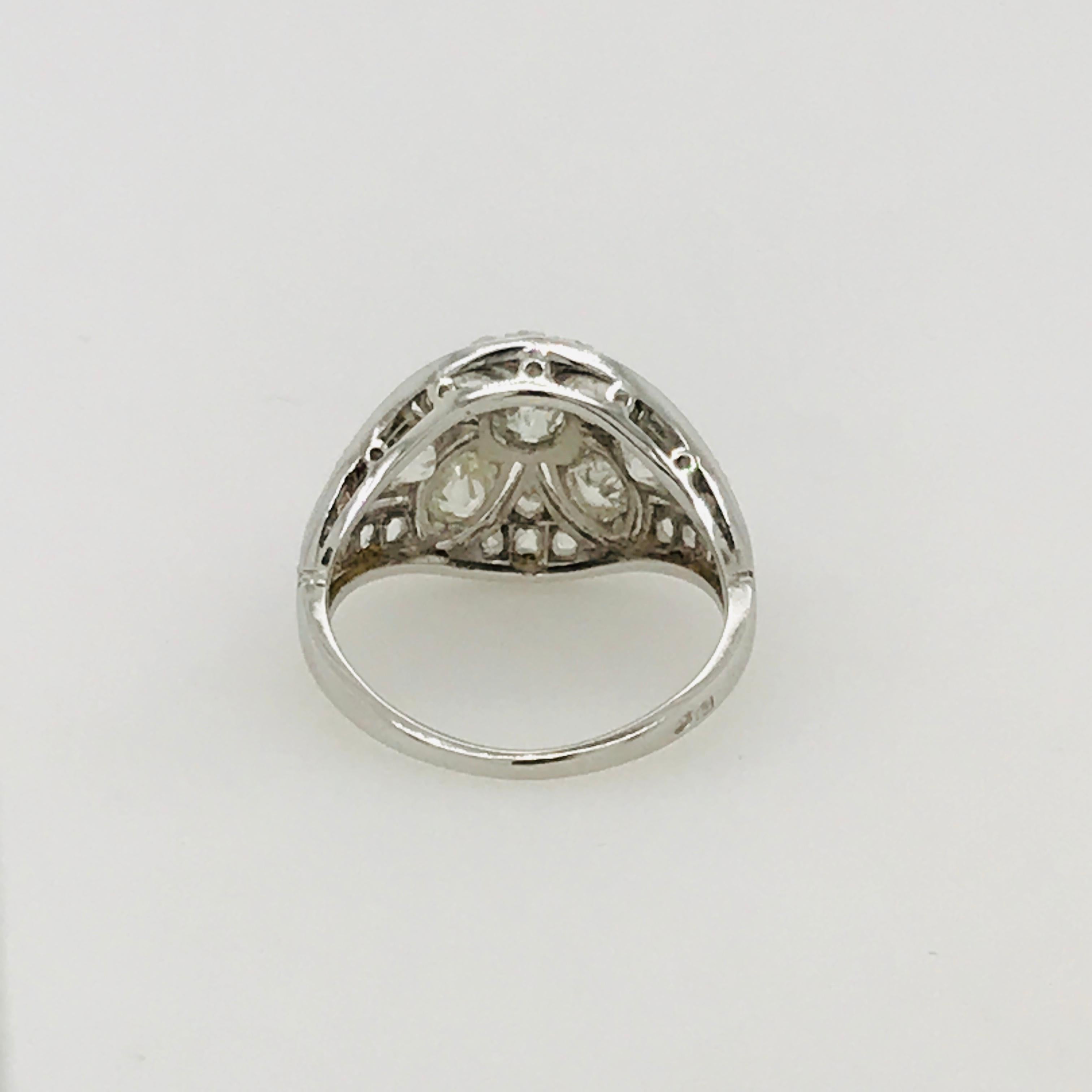 Art Deco Period Diamond Ring circa 1930 Set in Platinum and 18 Carat White Gold (Art déco)