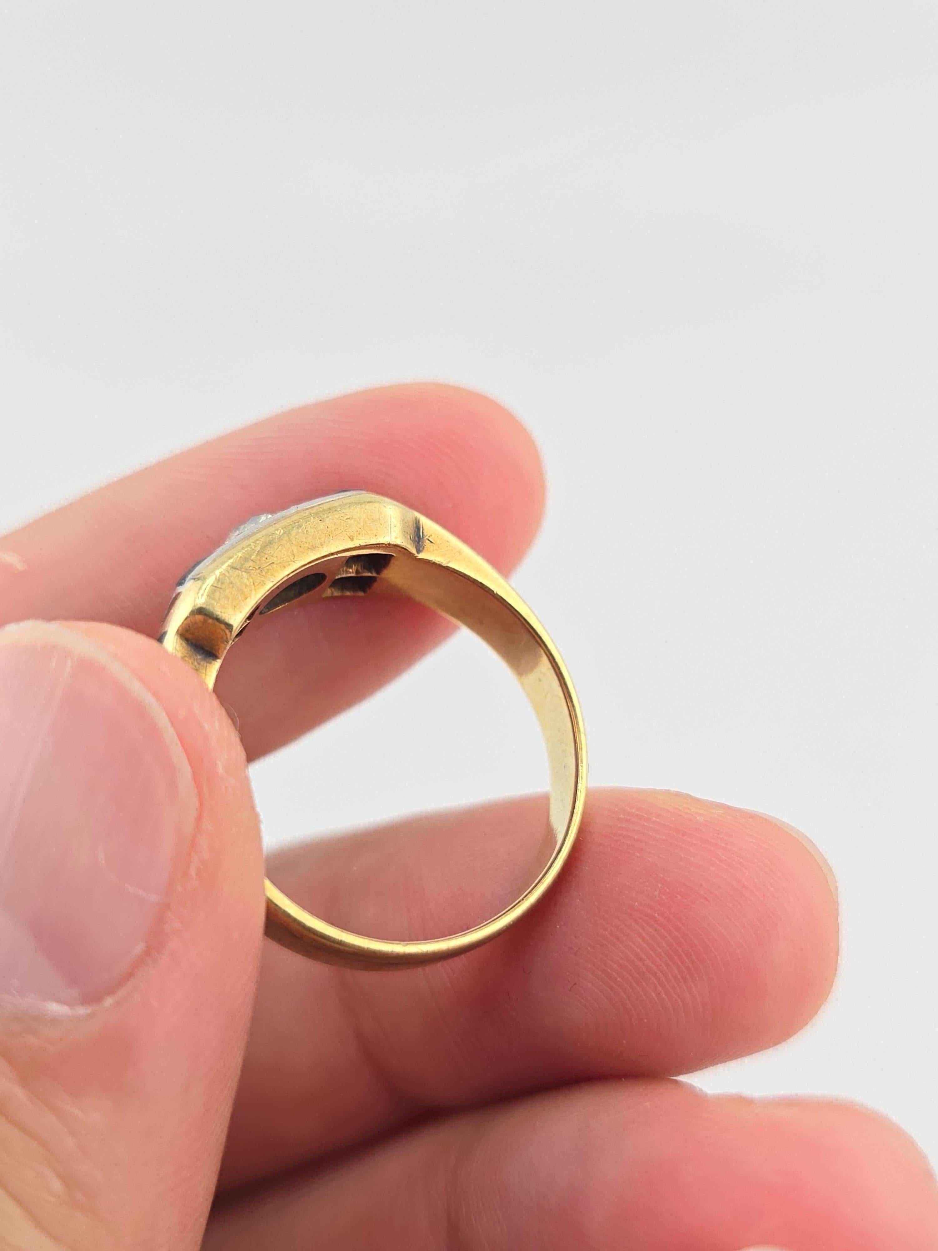 Dies ist ein wunderschönes Gelbgold 14 Karat antiken Saphir und Diamant-Ring. Der Mittelstein hat einen Wert von ca. 0,65 Punkten und die synthetischen Saphire einen Wert von ca. 20 Punkten. Synthetische Saphire wurden häufig für Art-Déco-Stücke