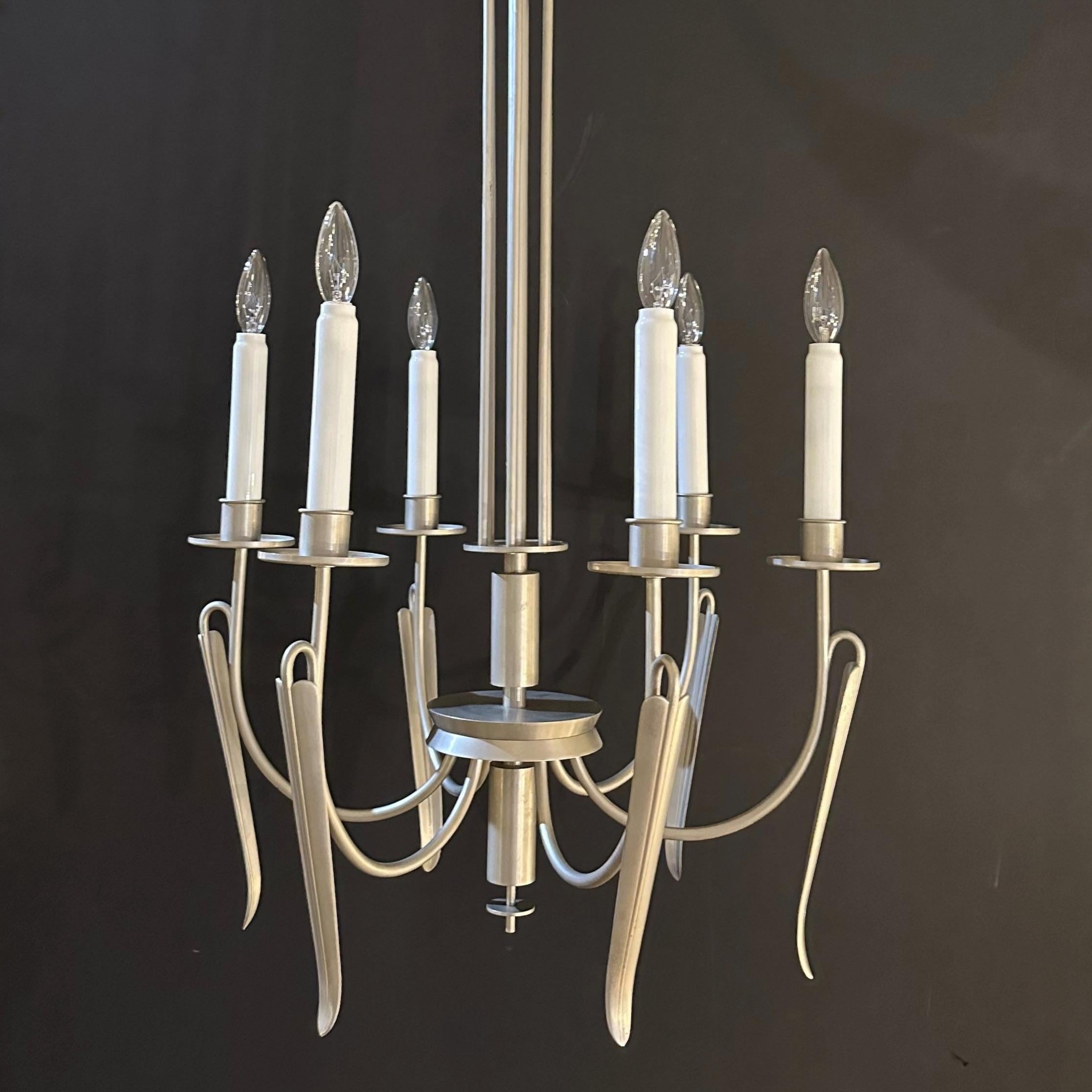 Un bel lampadario a otto bracci in nichel di epoca Art Deco, proveniente dalla Germania e risalente al 1930 circa.