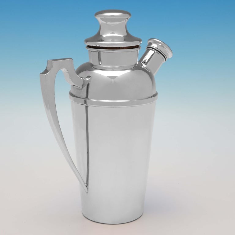 Art Deco Period English Sterling Silver Cocktail Shaker, Birmingham 1932 In Good Condition For Sale In London, London