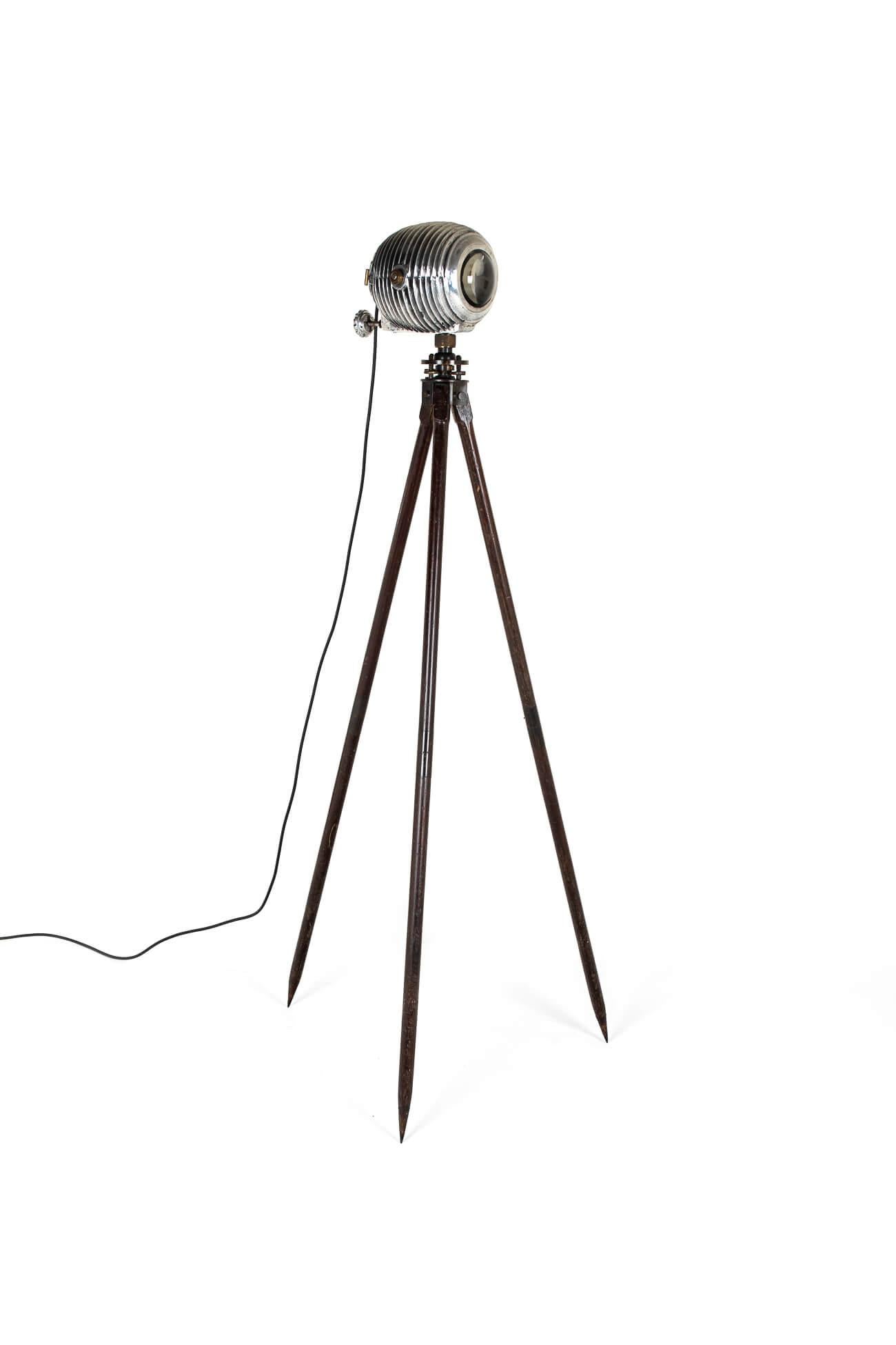 Ein origineller Art-Deco-Theaterscheinwerfer mit einem aerodynamischen, belüfteten Gehäuse, das durch eine feste 360-Grad-Drehung an der Basis gehalten wird.

Die verchromte Lampe ist aufgrund der geringen Größe des gerippten, eiförmigen Körpers